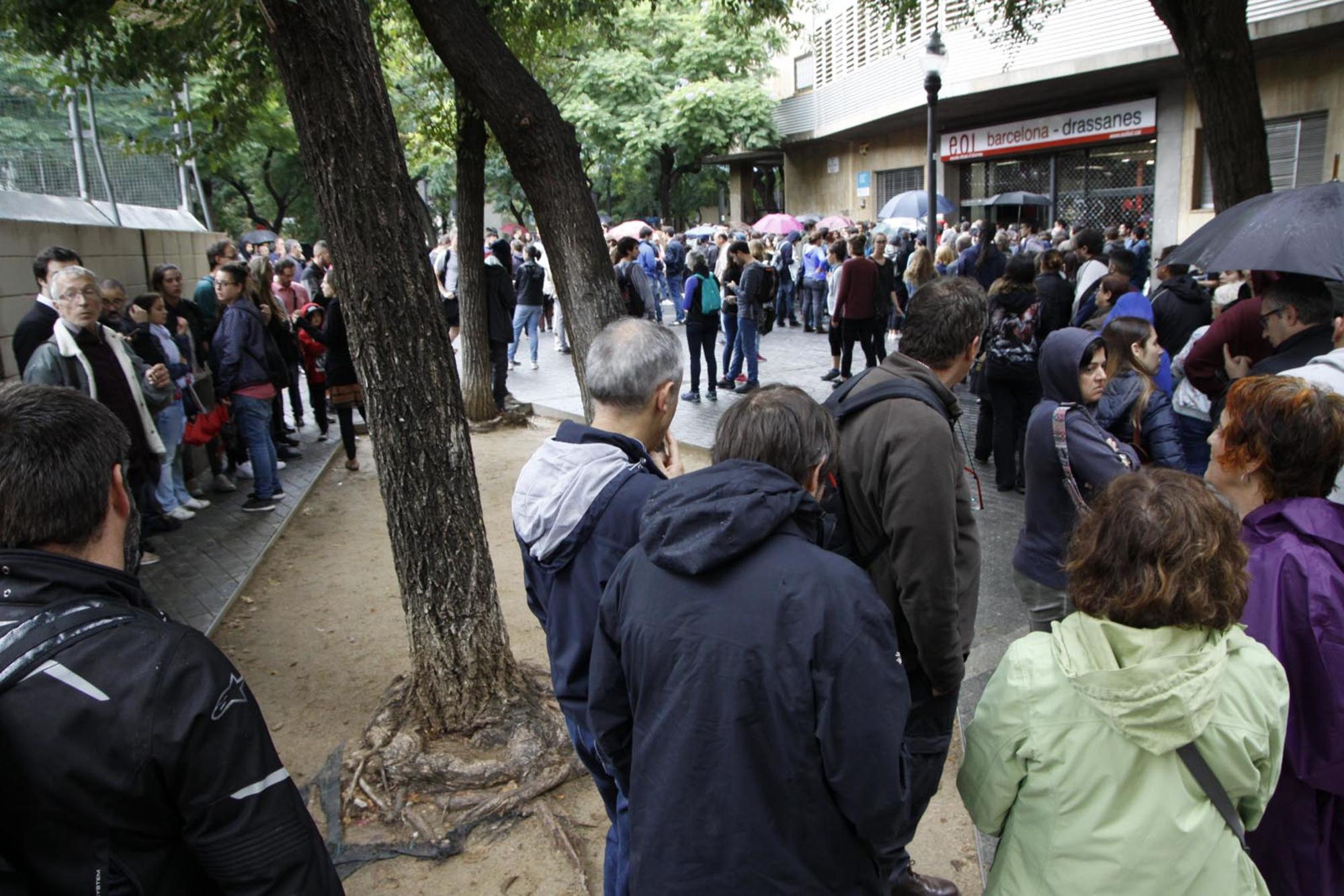 Colas para votar en la Escola Oficial d'Idiomes.