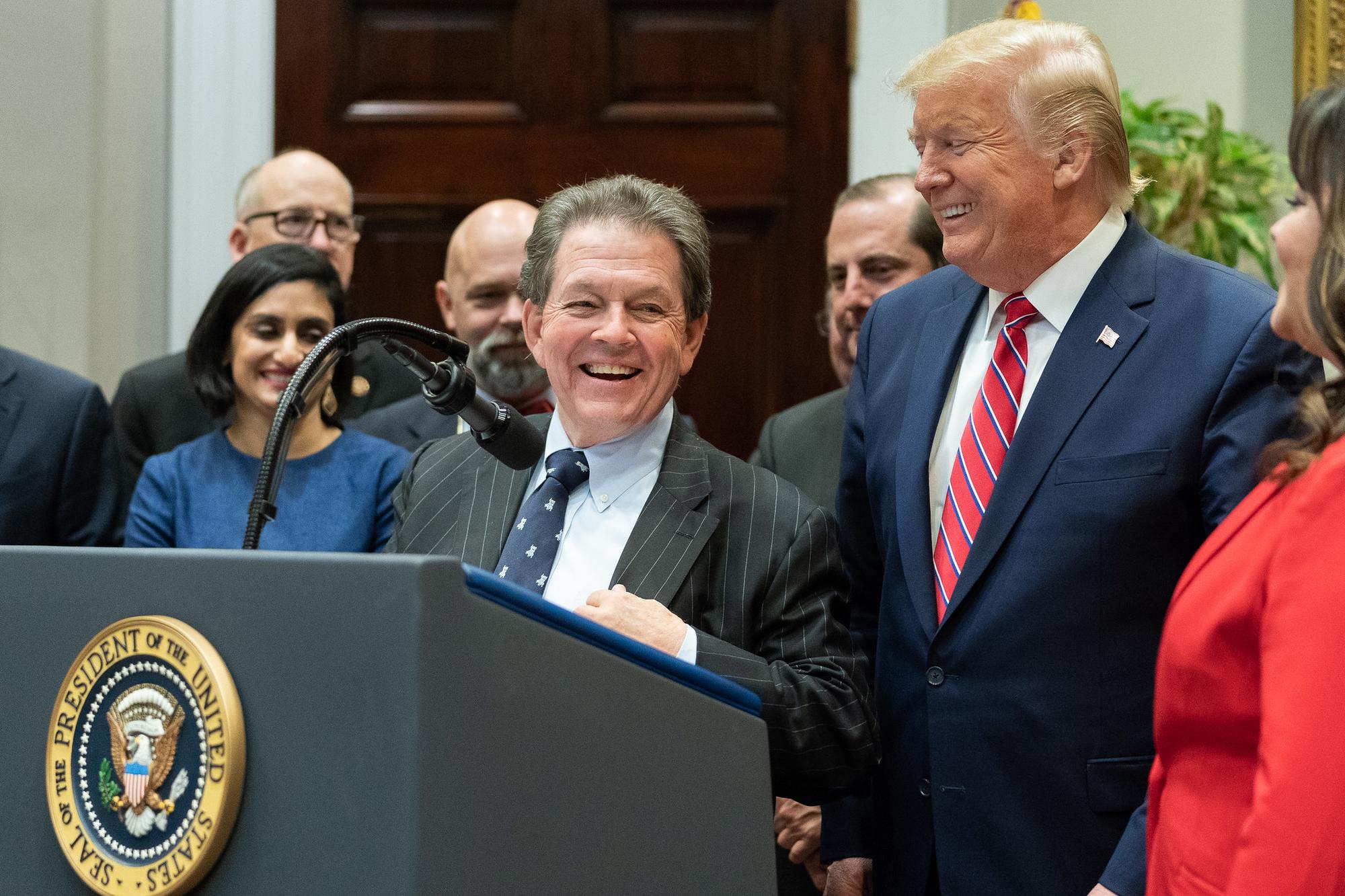 Arthur Laffer y Donald Trump en un acto en la Casa Blanca en noviembre de 2019.