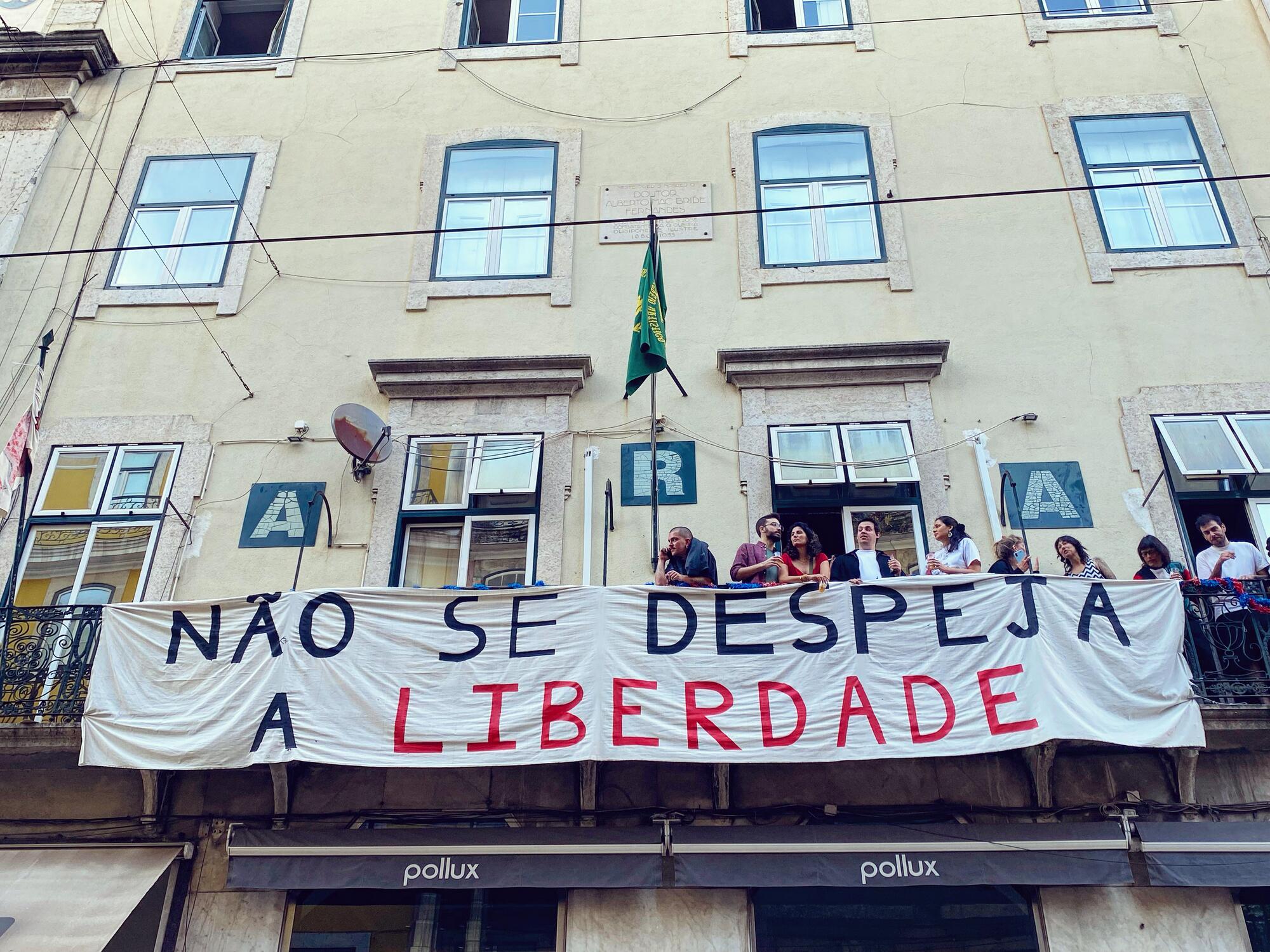 Pancarta en un edificio de la Baixa en Lisboa en la celebración del 25 de abril. "No se desahucia la libertad"