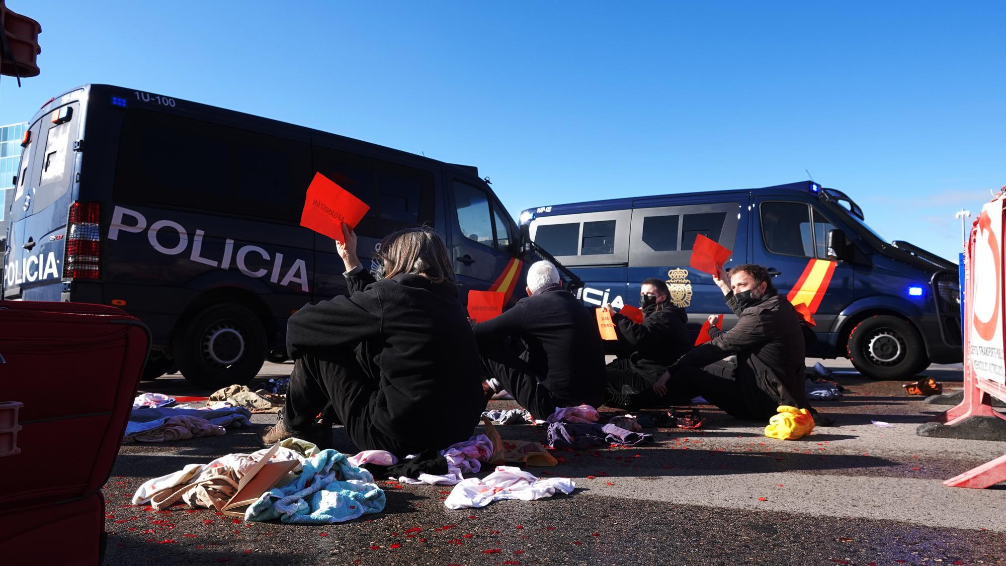 Activistas rodeados por la policía en la protesta contra la feria de armas FEINDEF (2021)