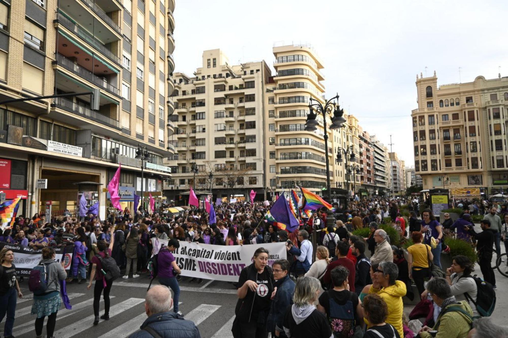 8M en Valencia: la manifestación se detiene en la Plaça San Agustí