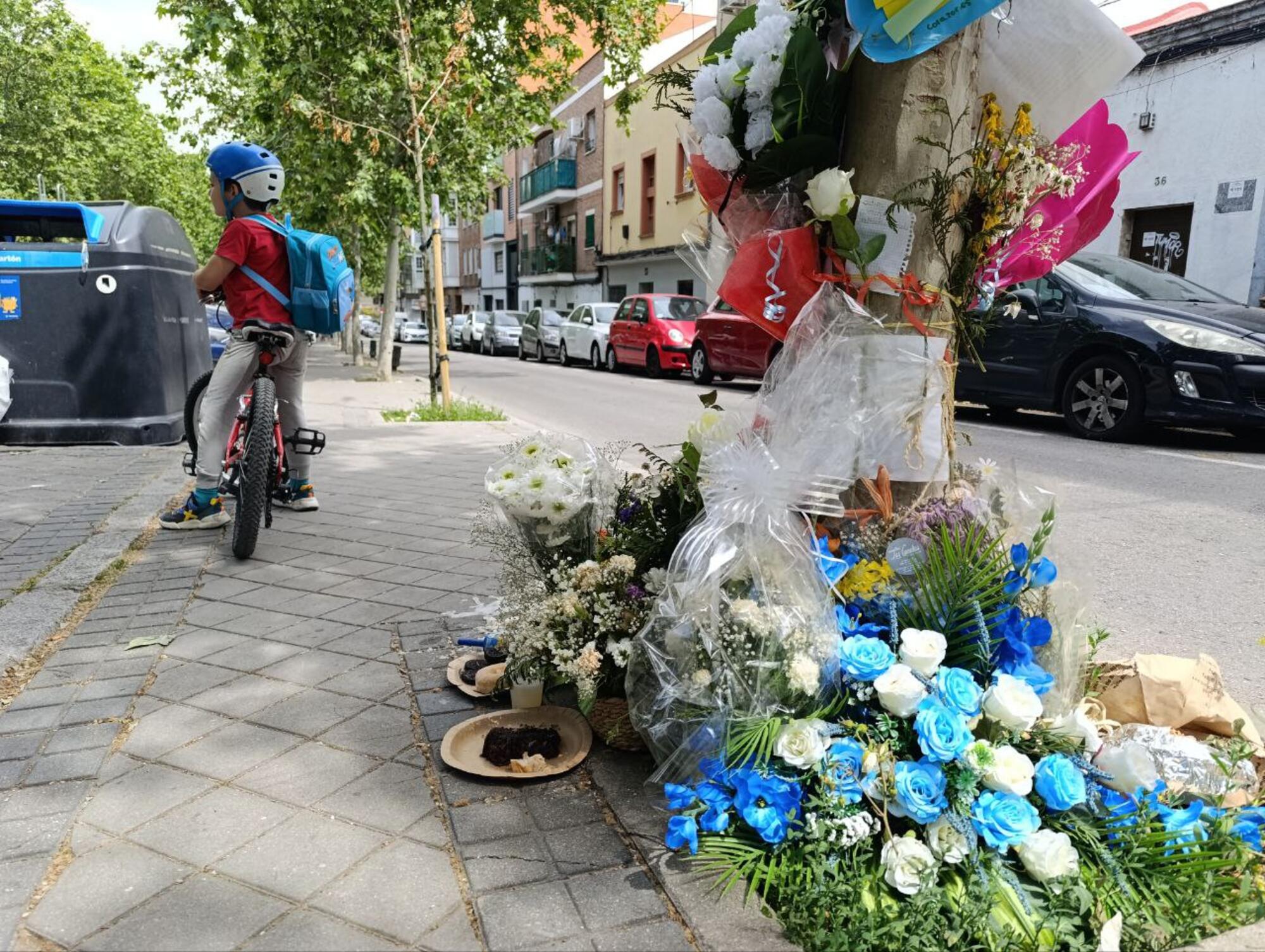 Altar en la Calle Fornillos (Usera). El lugar donde el niño de seis años fue atropellado está situado junto al concurrido parque Olof Palme y a escasos metros de la Escuela Infantil Zofío y el CEIP República de Venezuela.