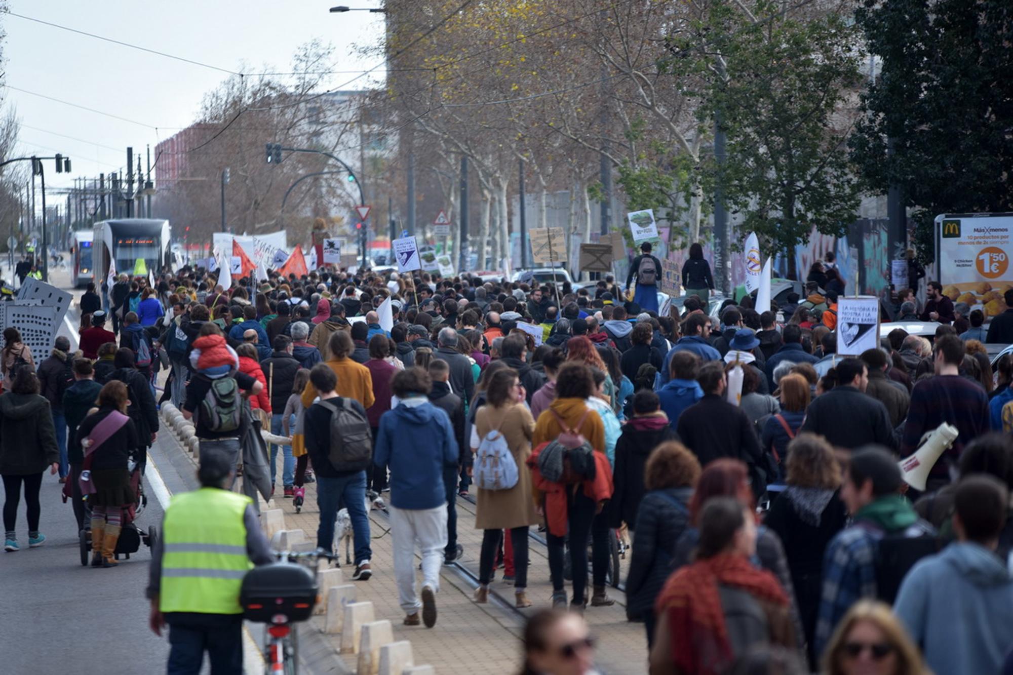 Manifestantes protestando contra el PAI de Benimaclet 