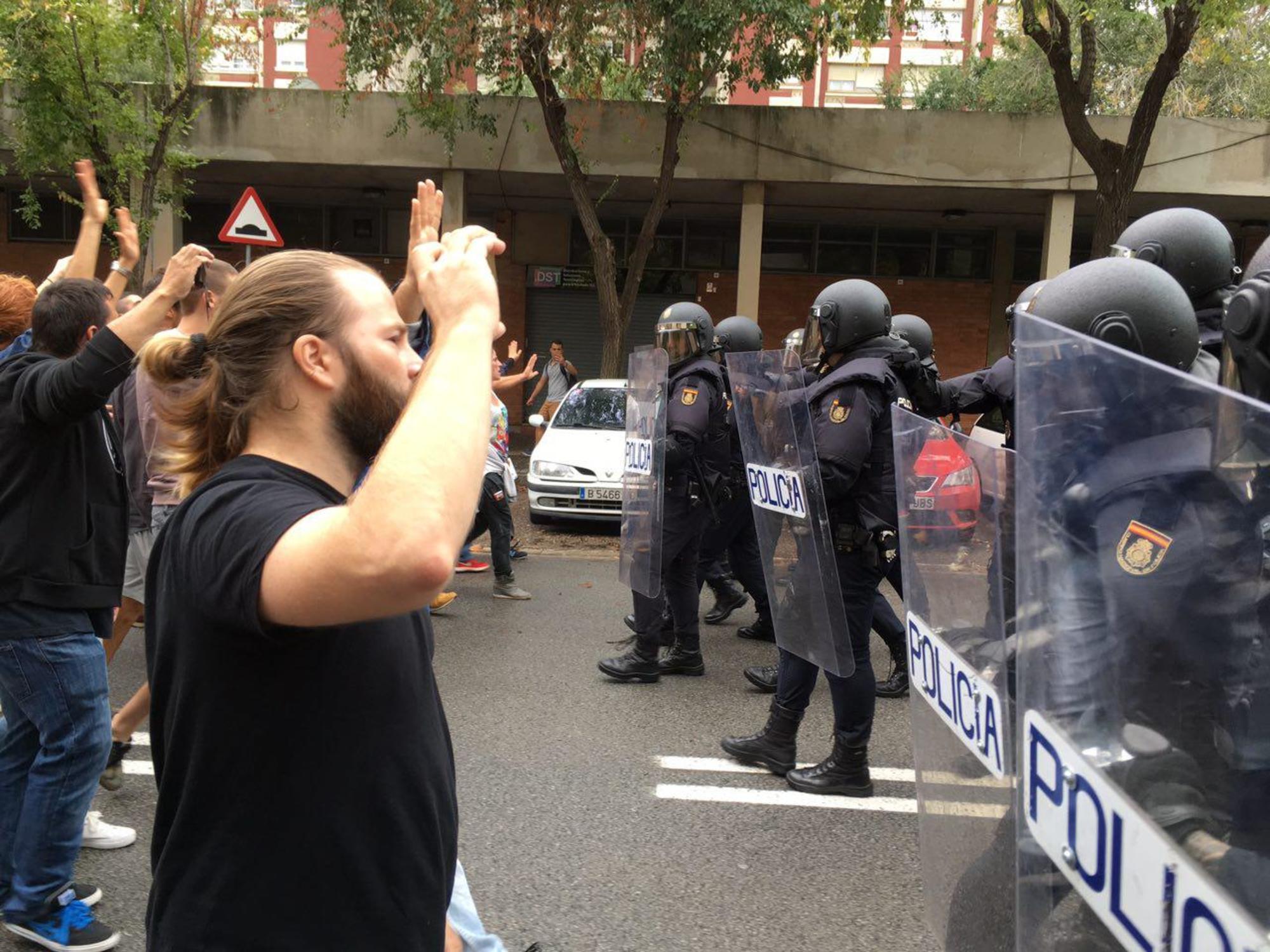 Policía contra votantes en Barcelona