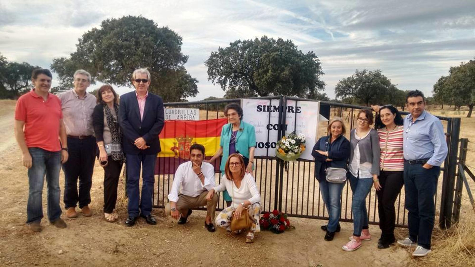 ARMHEX y familiares en la fosa de Valencia de Álcantara