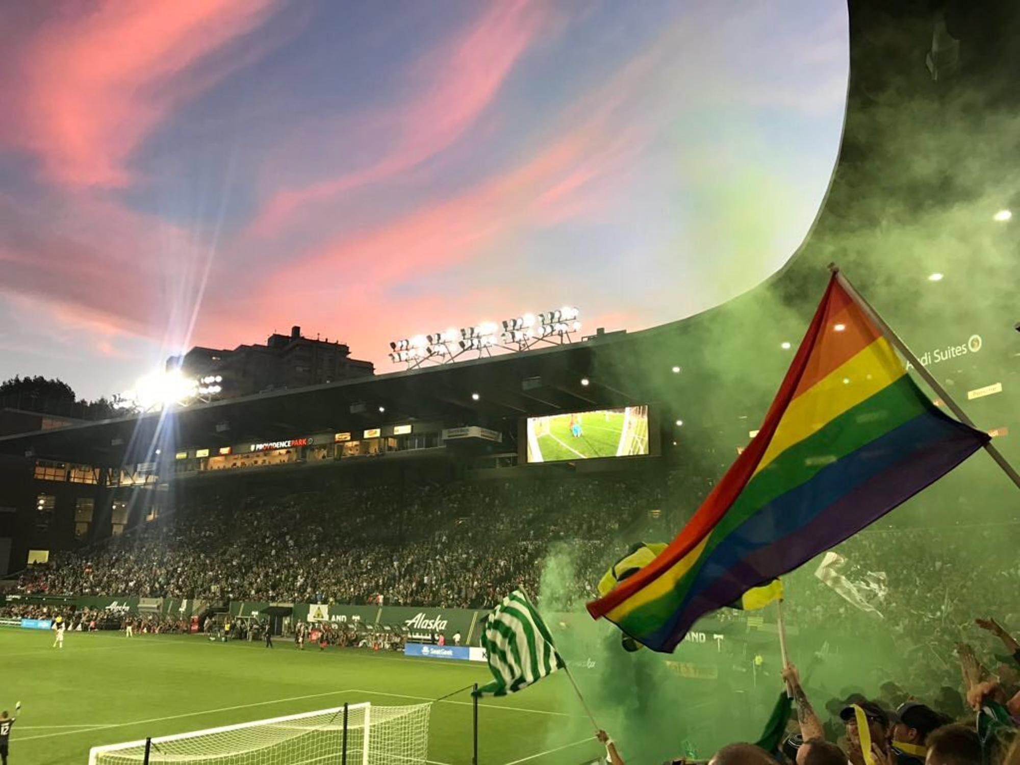 La bandera arcoíris ondea en un partido de la MLS en la grada del Timbers Army