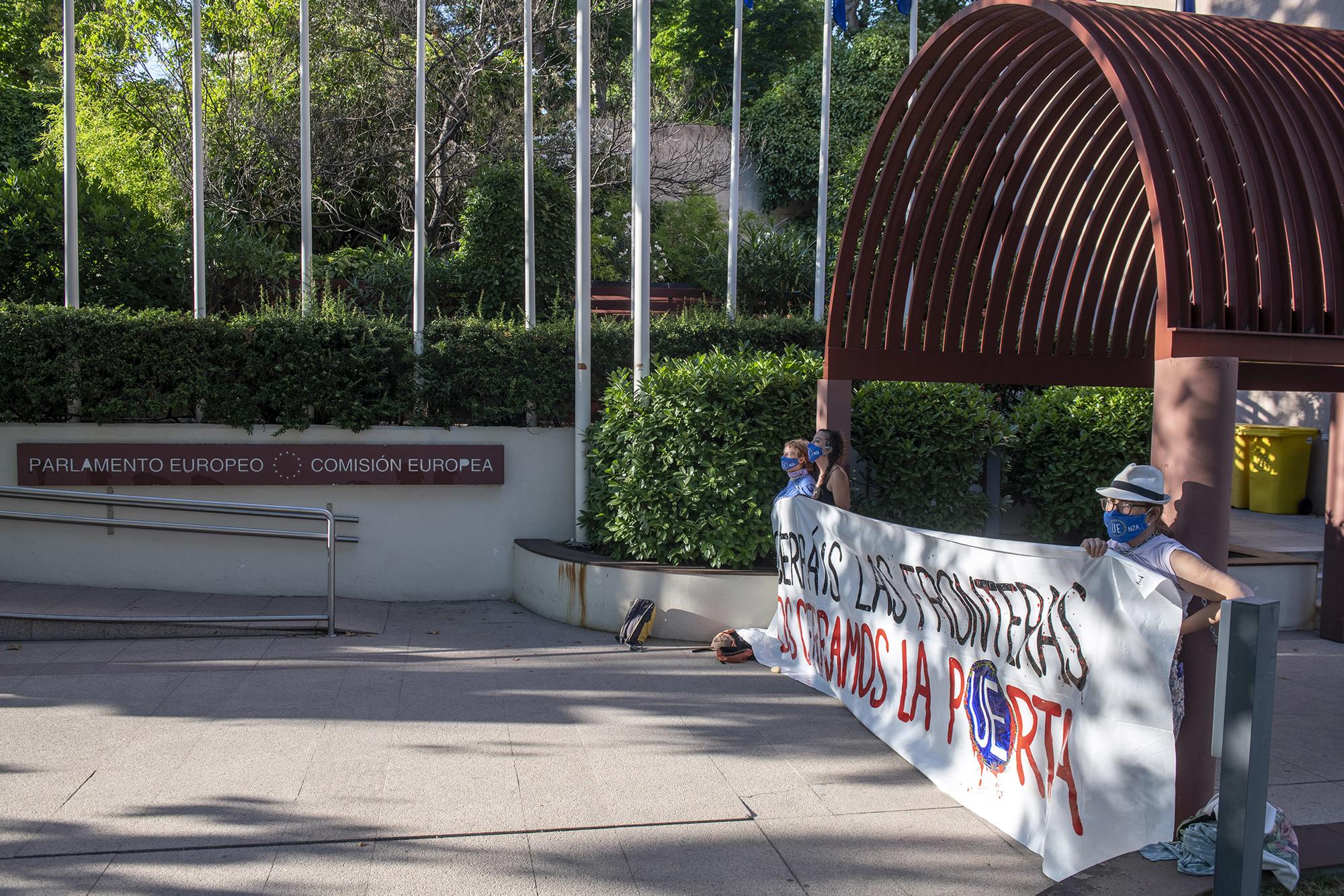 Bloquean la entrada a la sede de la Unión Europea para denunciar los abusos en las fronteras - 6