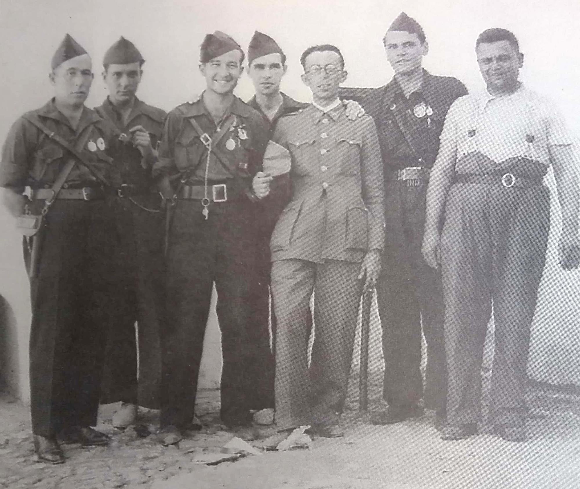 Grupo de falangistas de Montijo. Archivo Histórico Municipal