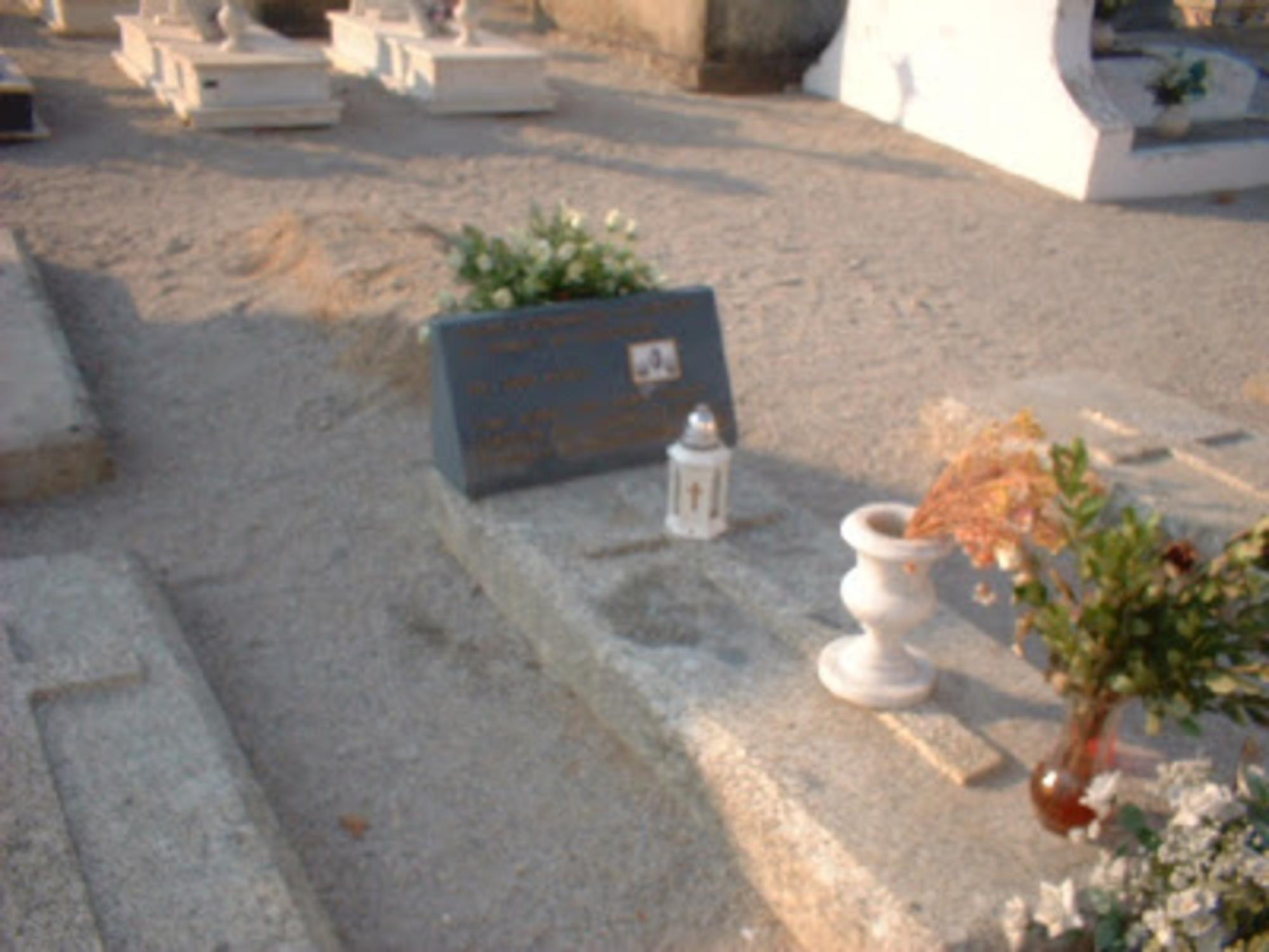 Tumba de Oliveira Salazar en el cementerio de su localidad natal