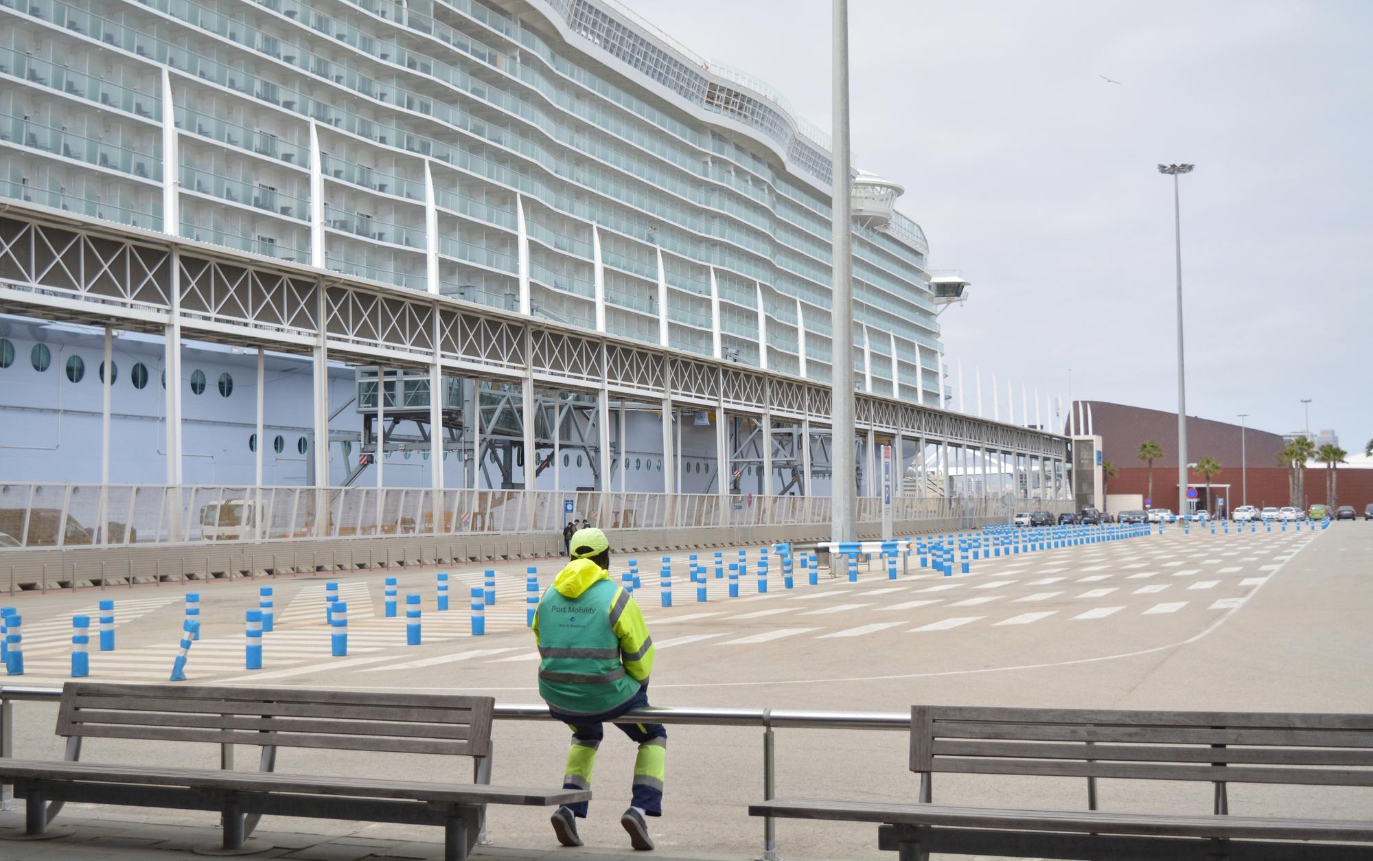 El crucero Symphony of the Seas, atracado en el Puerto de Barcelona