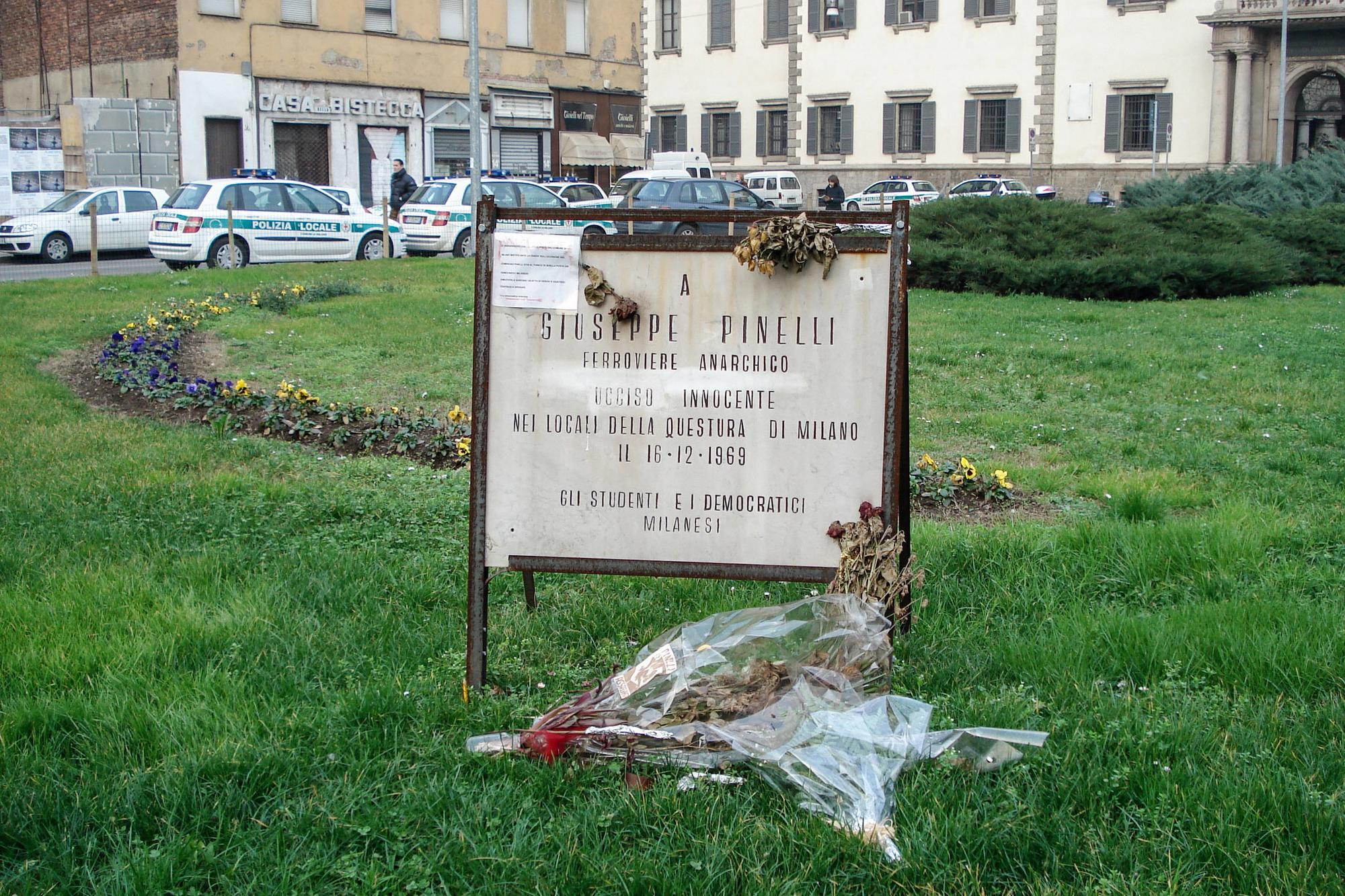Placa en homenaje a Pinelli  Piazza Fontana