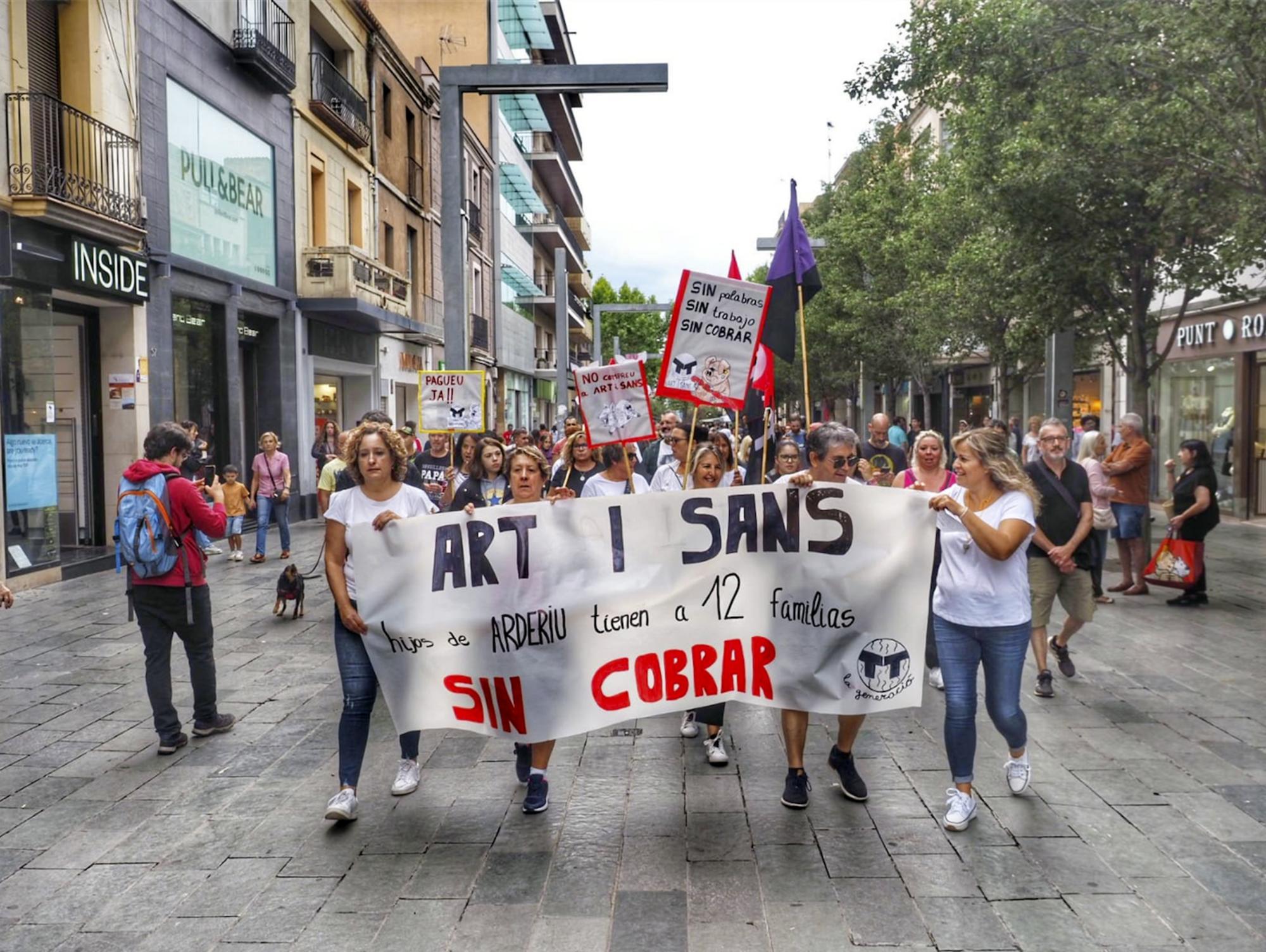 trabajadores y trabajadoras de Art i Sant se manifiestan