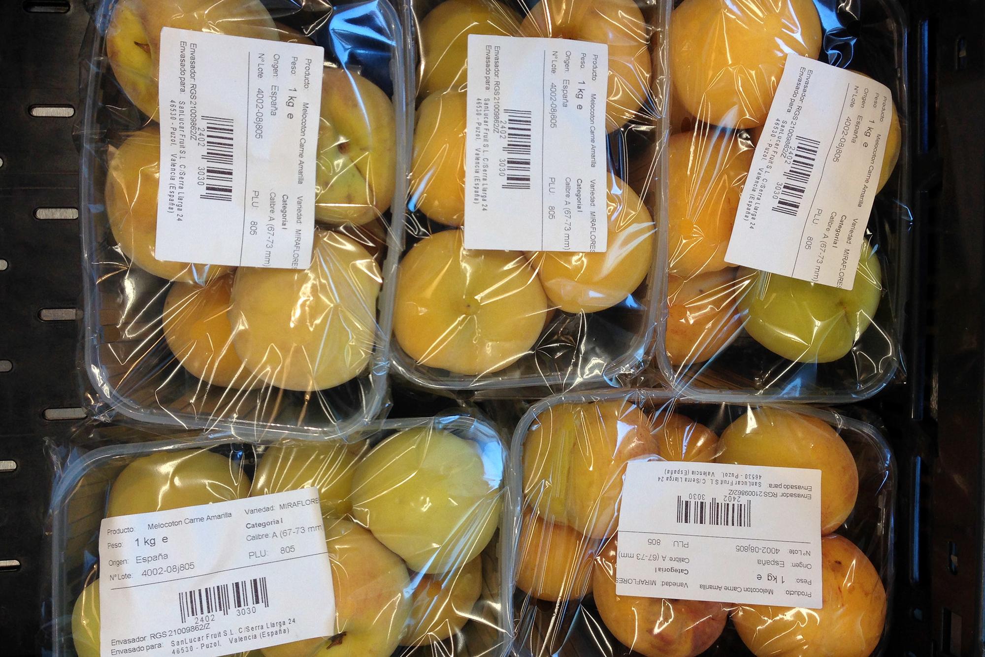 Fruta envasada en bandejas de plástico