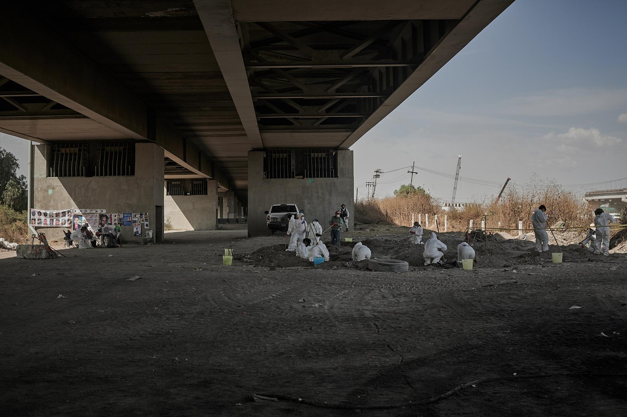 Trabajo forense en el gran canal de desagüe en Ecatepec, diciembre de 2021. 3