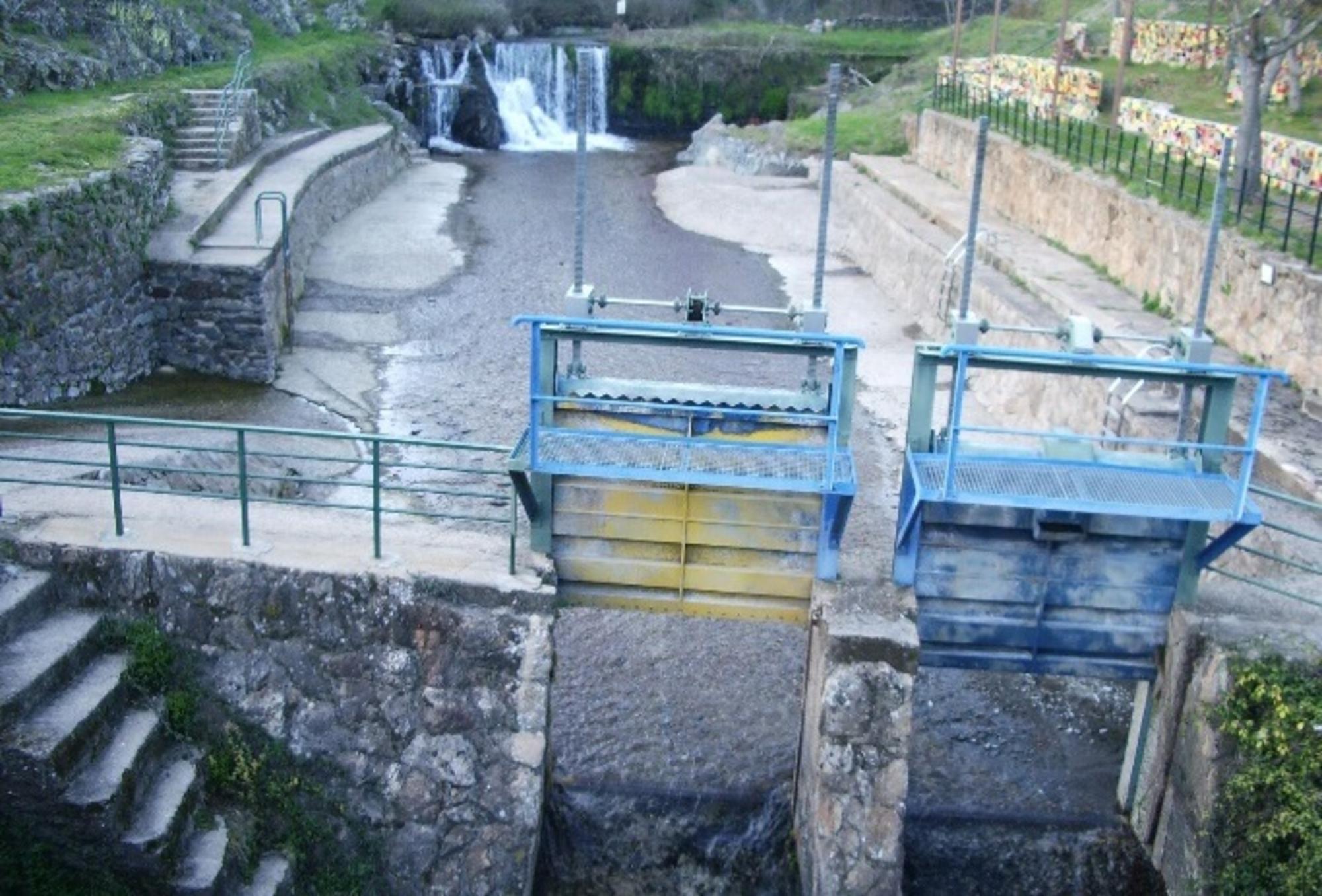 Compuertas en una "piscina" de un río