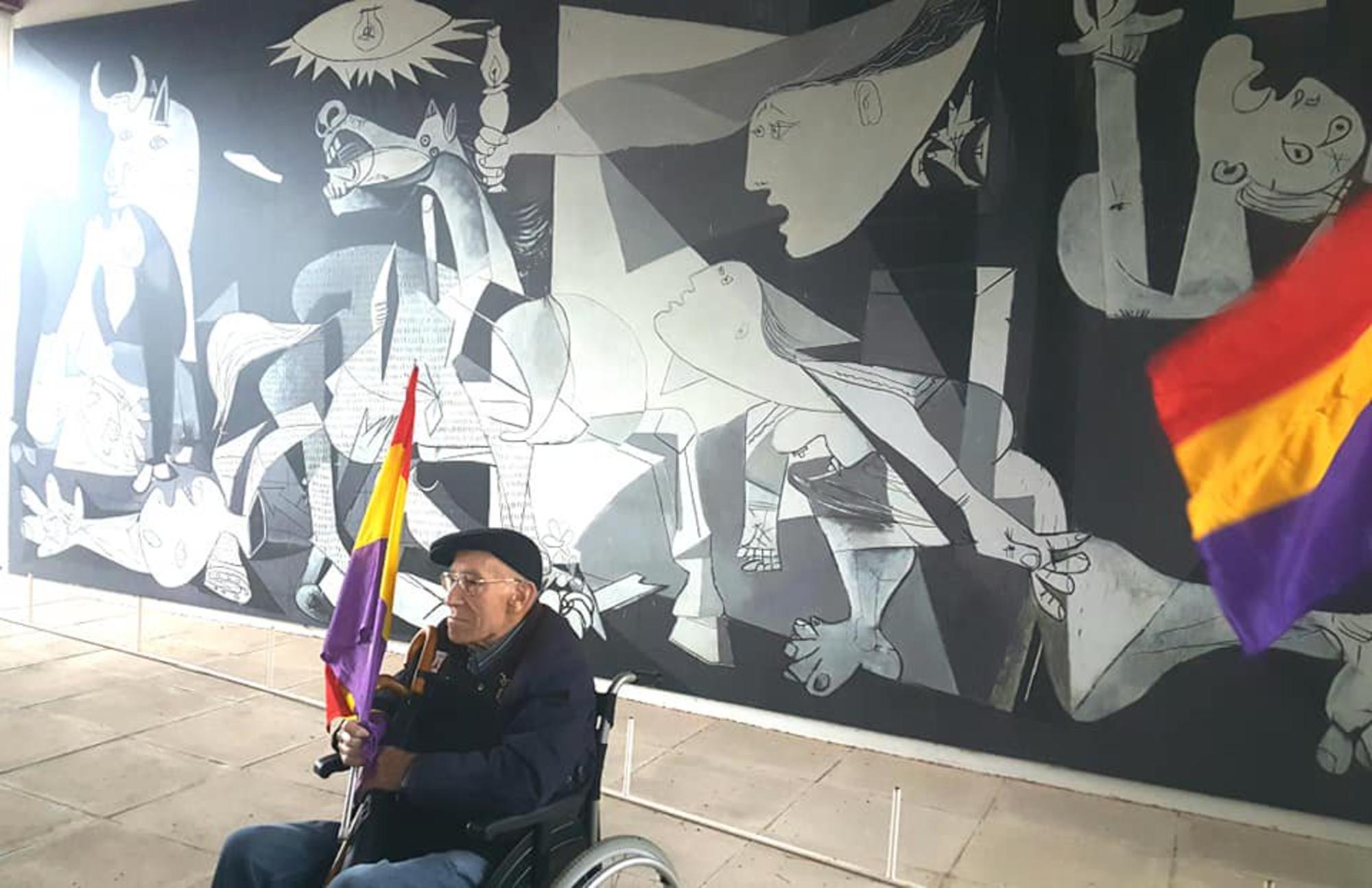 Martí Bielsa, ante el Guernica de Picasso