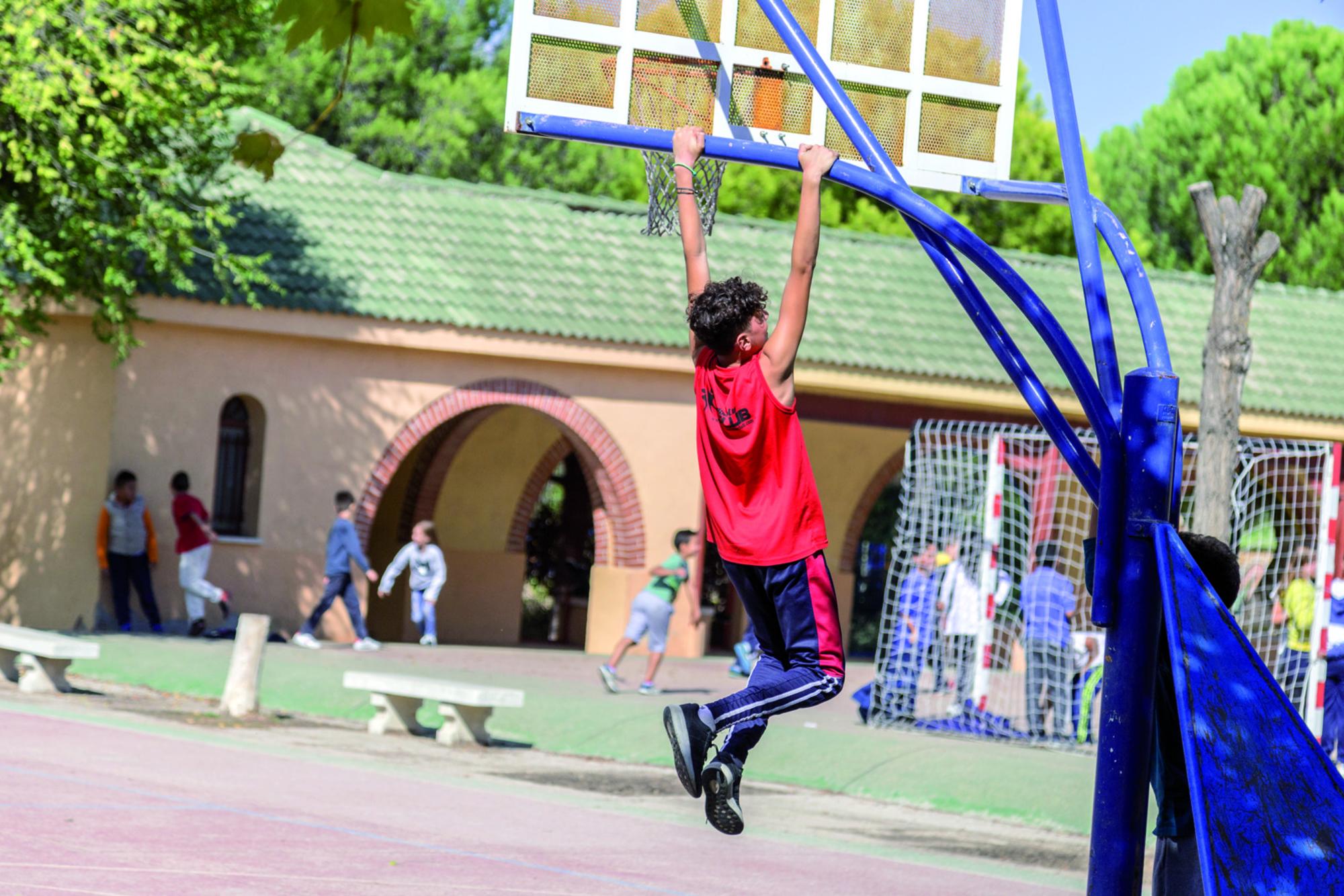 Niños jugando al baloncesto en un centro de Madrid.