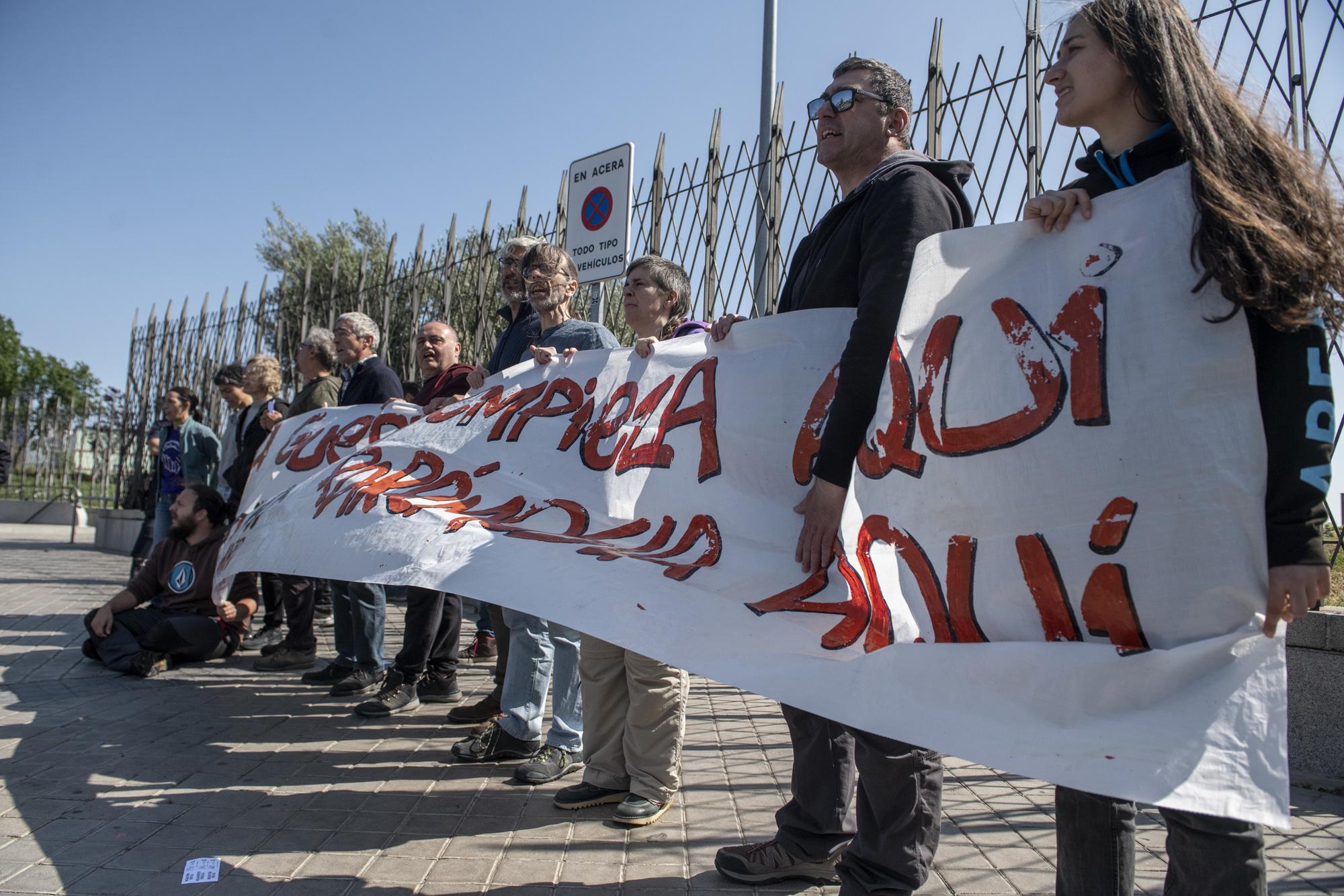 Protesta contra la celebración de la feria de armas de Madrid - 7