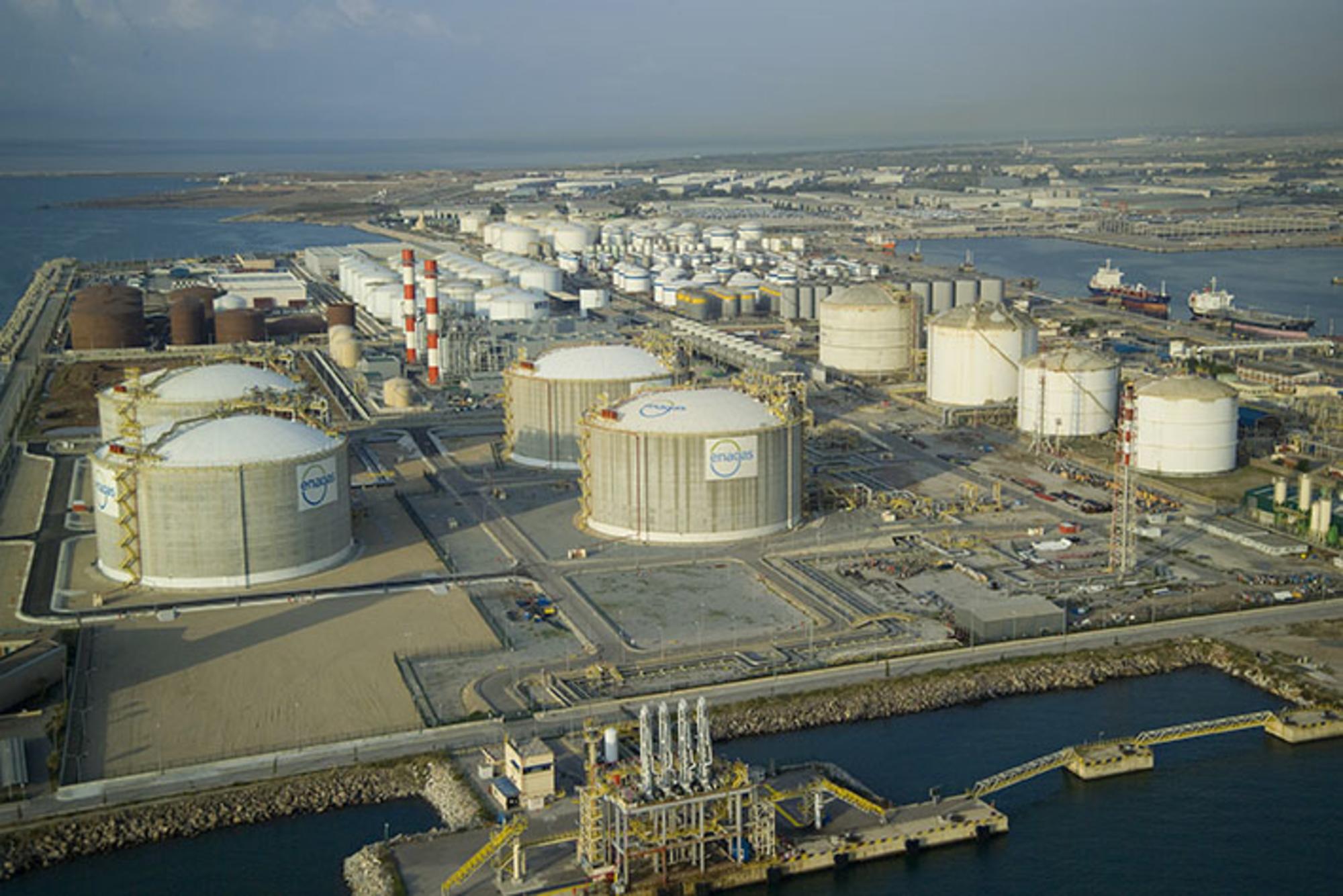 Planta regasificadora del puerto de Barcelona.
