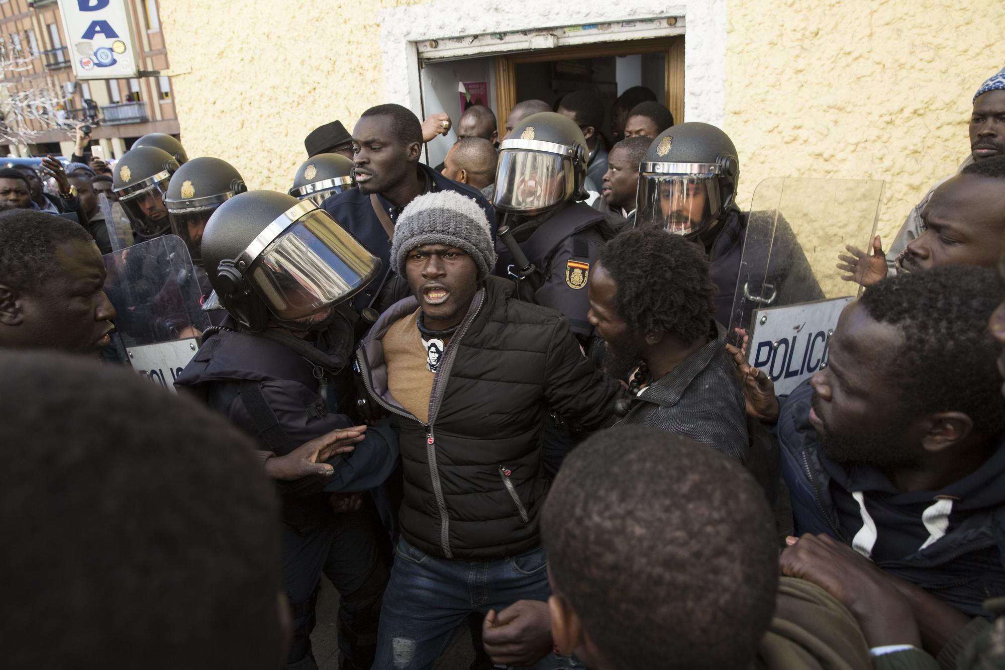 Mame Mbaye protestas cónsul 2