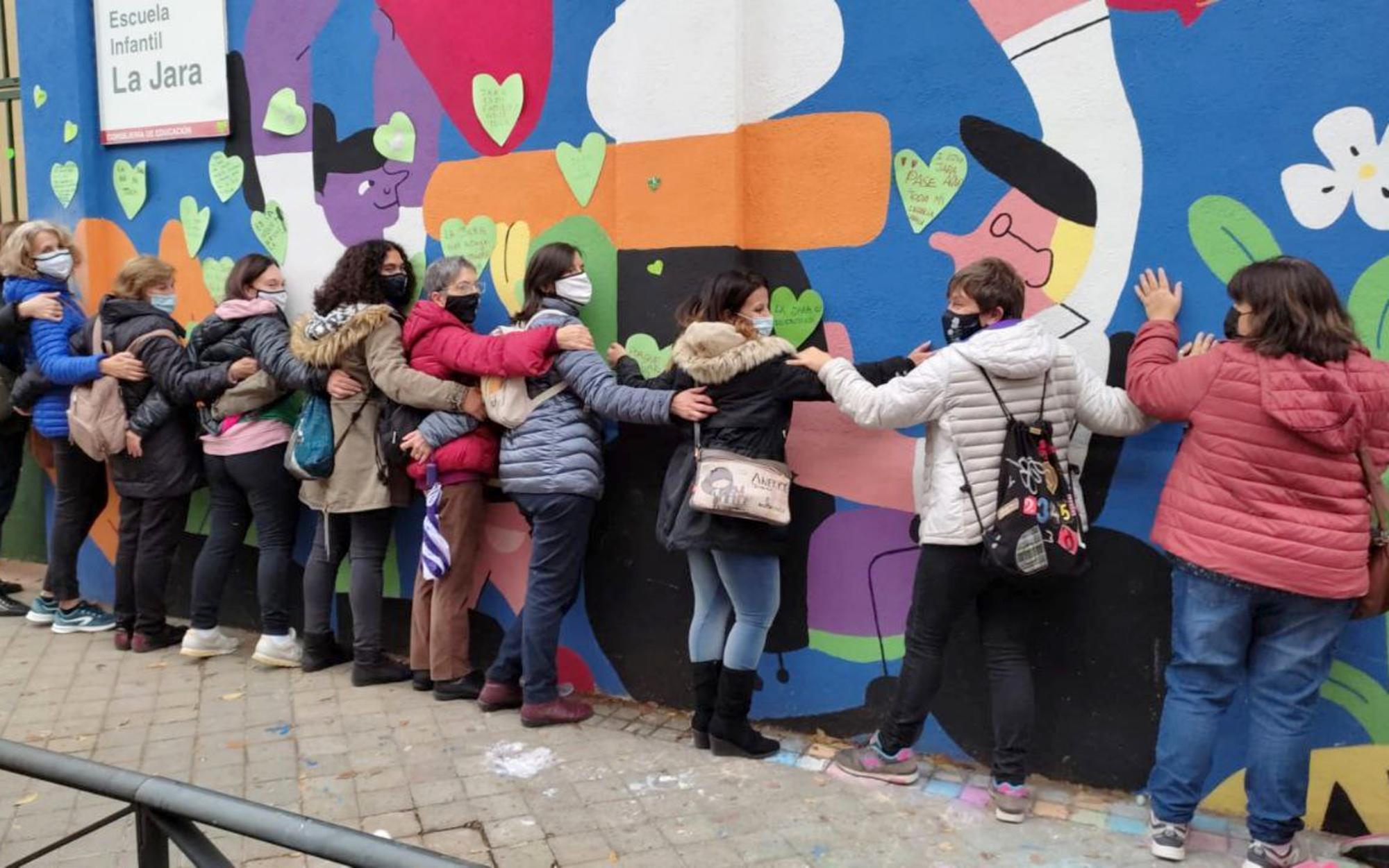 Educadoras de La Jara (Usera), una las escuelas afectadas, abrazan el centro.