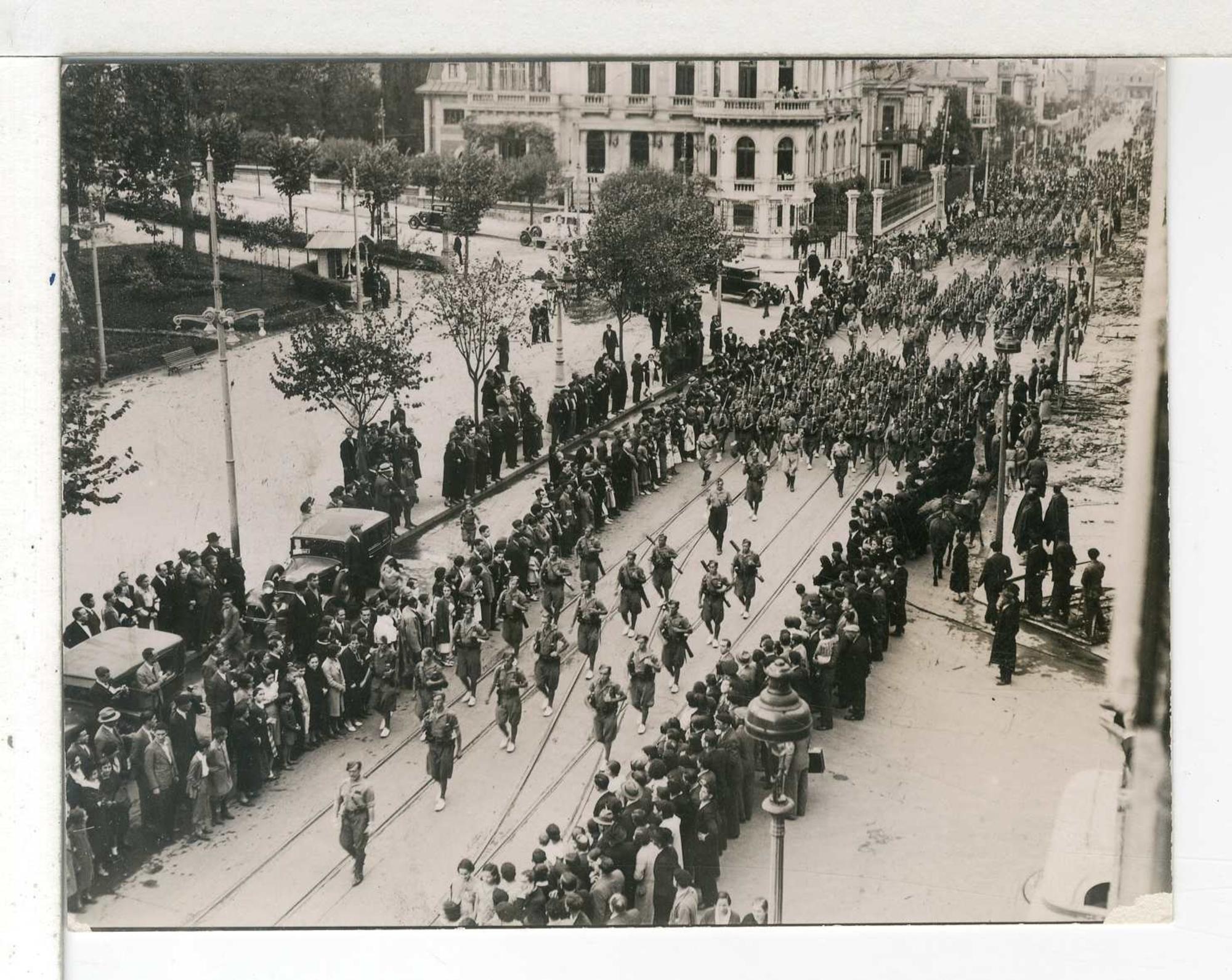Desfile de las tropas estatales a su entrada en Oviedo