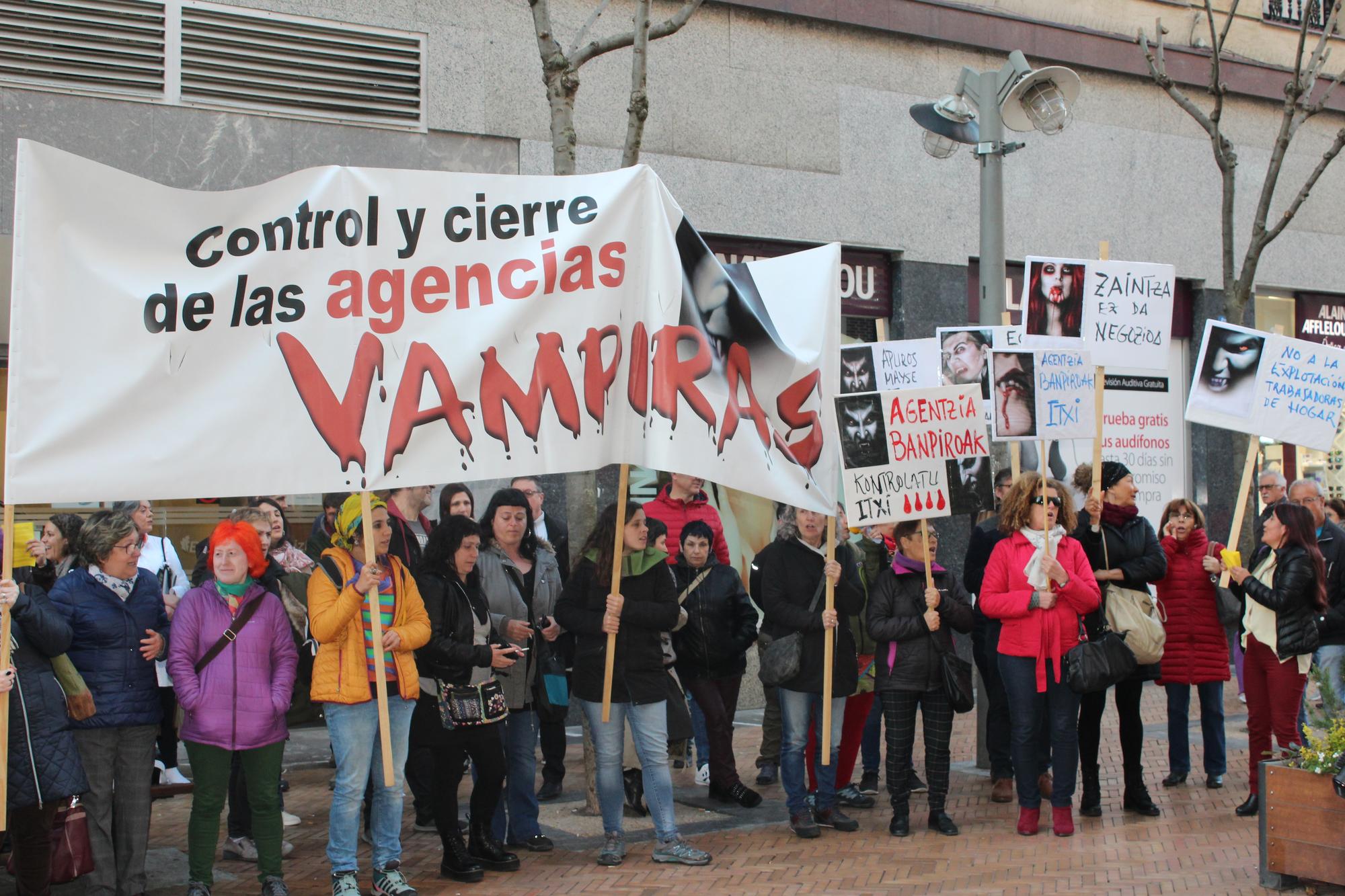 Trabajadoras del hogar se manifiestan en Barakaldo contra las agencias de colocación ilegales.