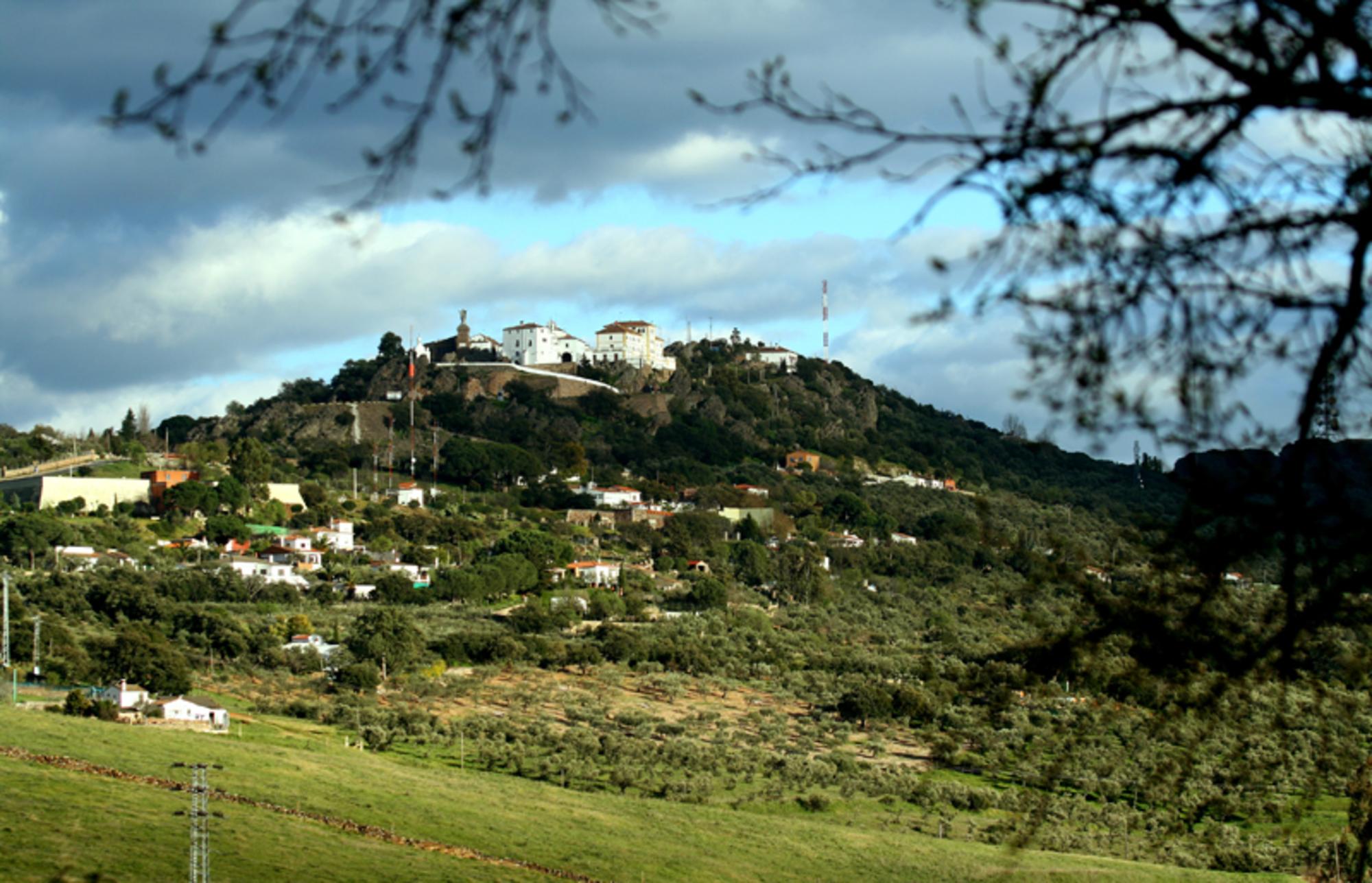 montaña de Cáceres con Santuario