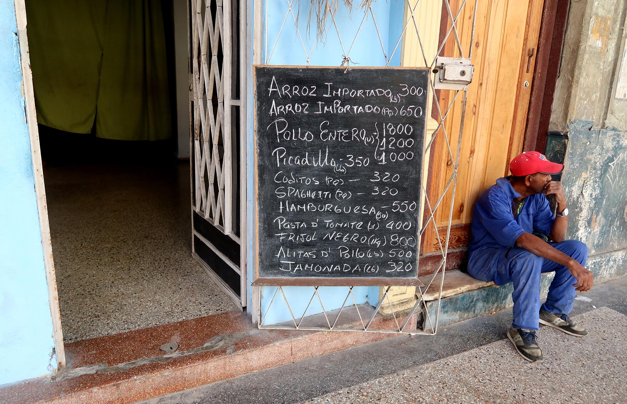 Precios en moneda nacional de alimentos en una tienda privada. La Habana. 