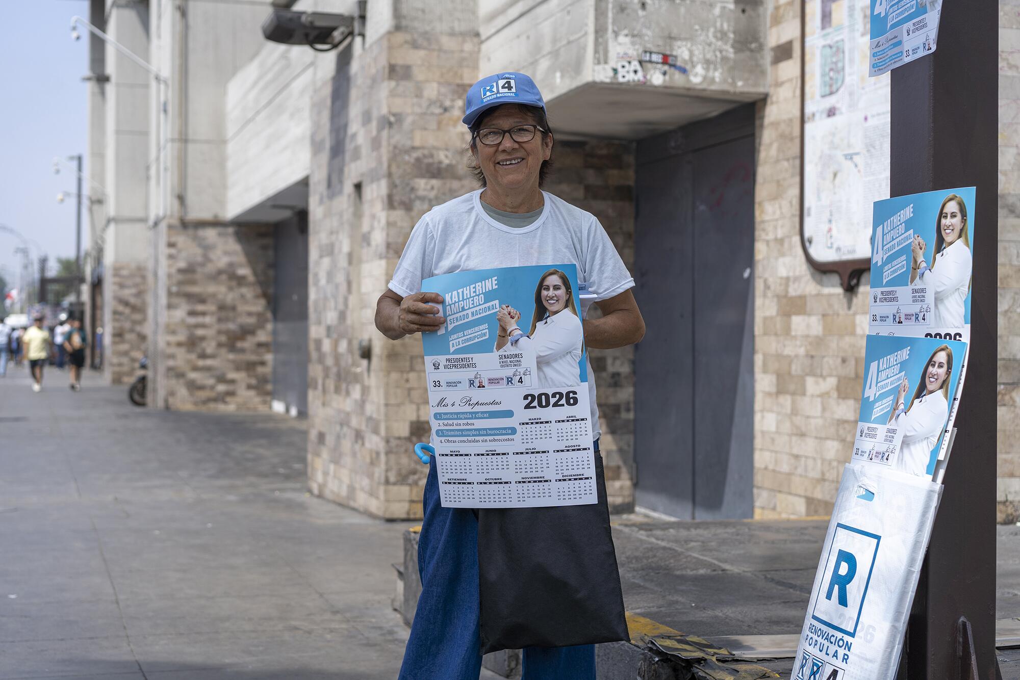 Dora, en el centro cívico de Lima, es voluntaria del partido Renovación Popular.
