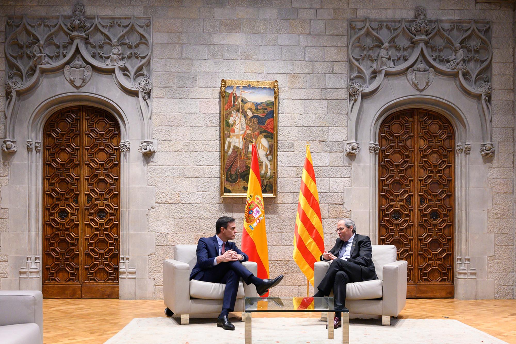 El presidente del Gobierno, Pedro Sánchez, y el president de la Generalitat de Catalunya, Quim Torra, en Barcelona el 6 de febrero