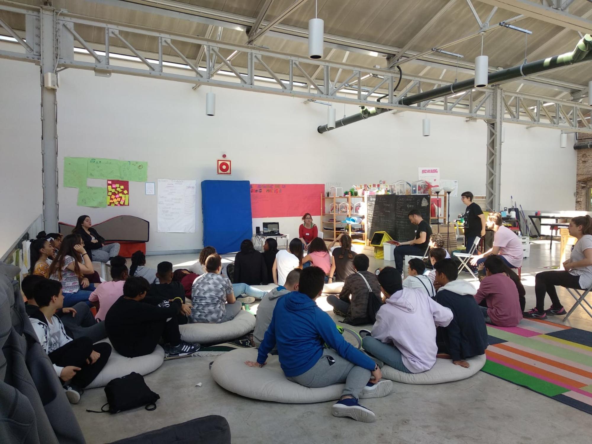 Jóvenes adolescentes realizando una actividad participativa 1