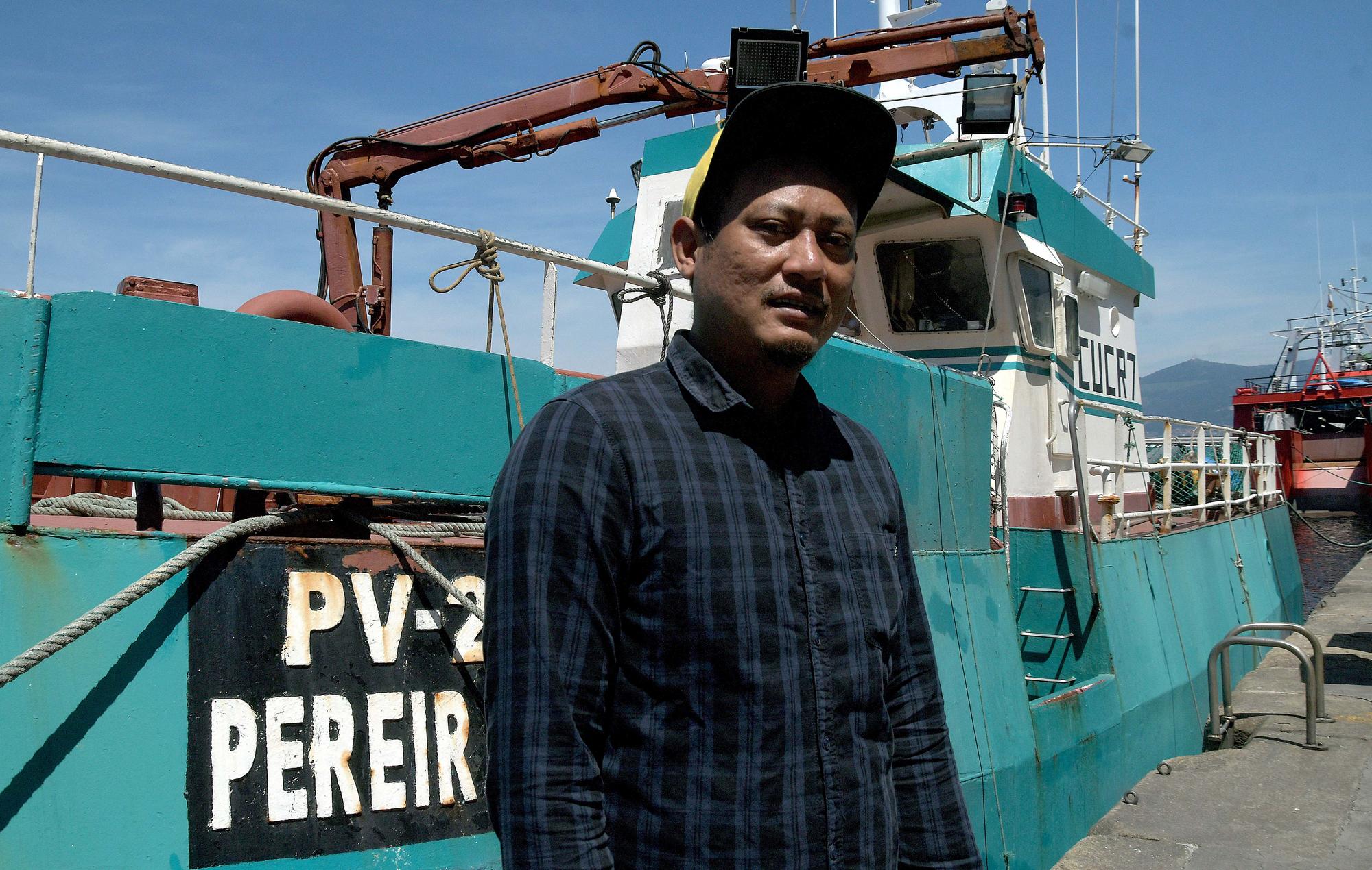 Trabajador antes de embarcar al mar en el Puerto de Vigo.