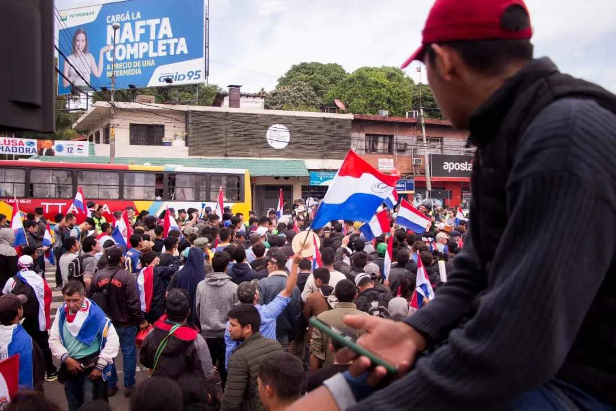 Manifestantes frente al Tribunal Superior de Justicia Electoral en Asunción.