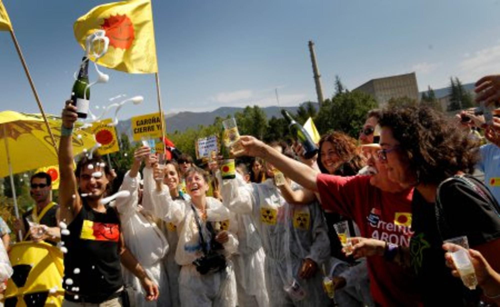 Activistas celebran el cierre de Garoña