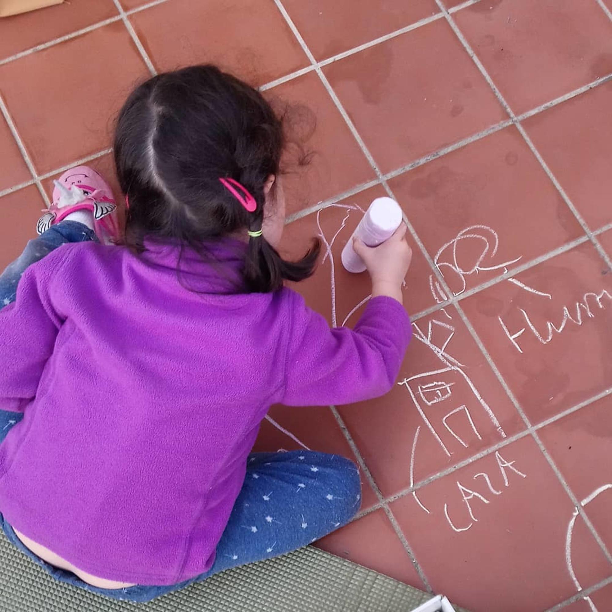 Niña dibujando