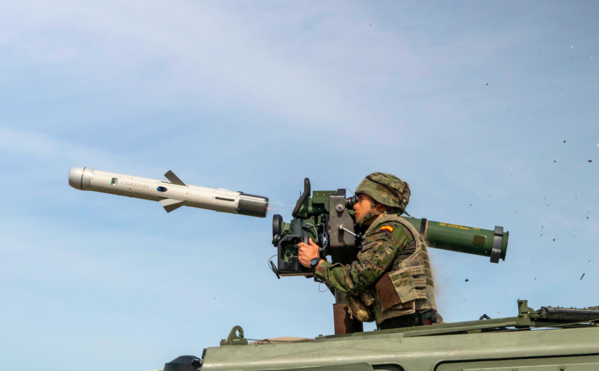 Un militar del ejército español dispara un misil Spike fabricado por la filial israelí Pap Tecnos.