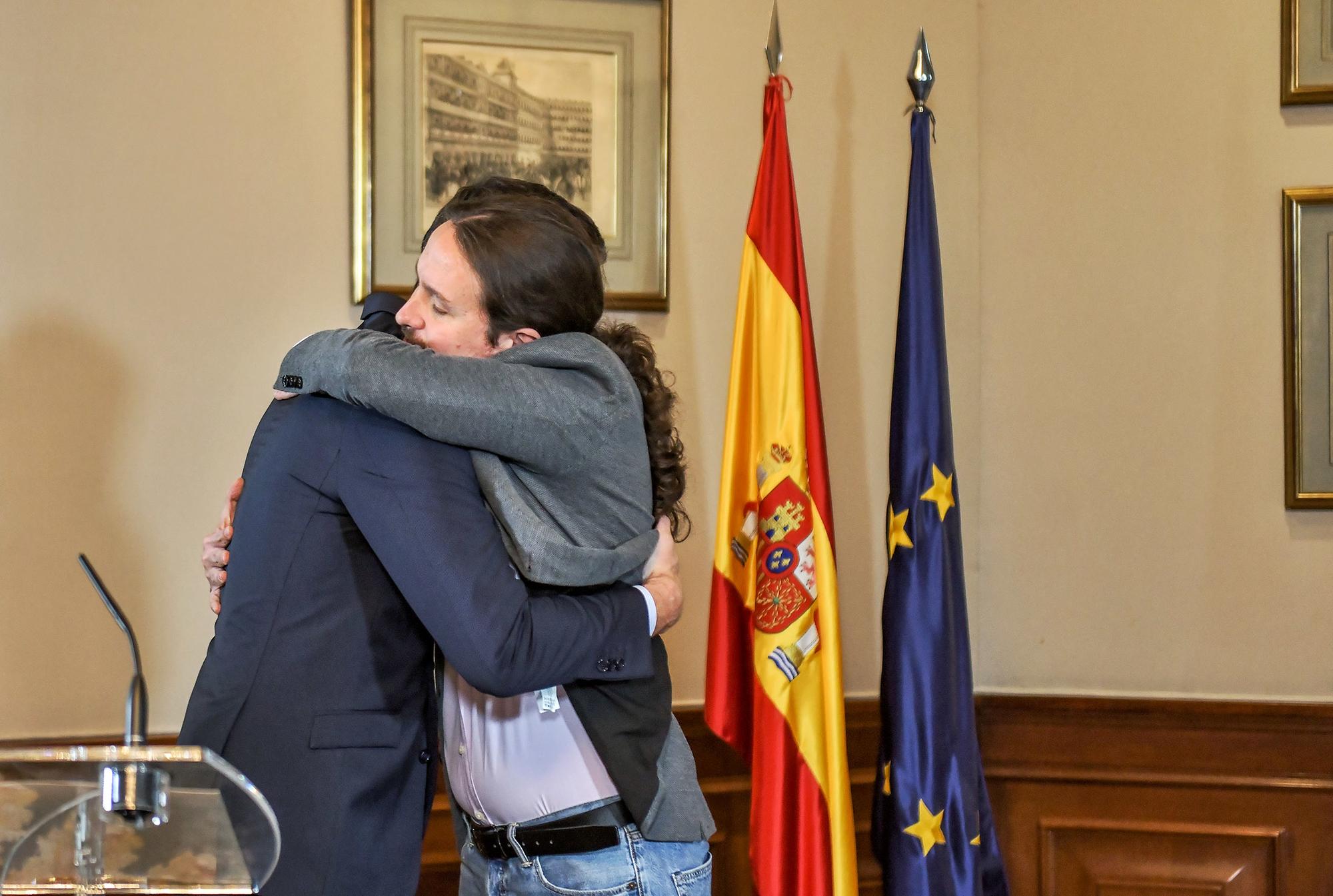 Abrazo entre Pablo Iglesias y pedro Sánchez tras la firma