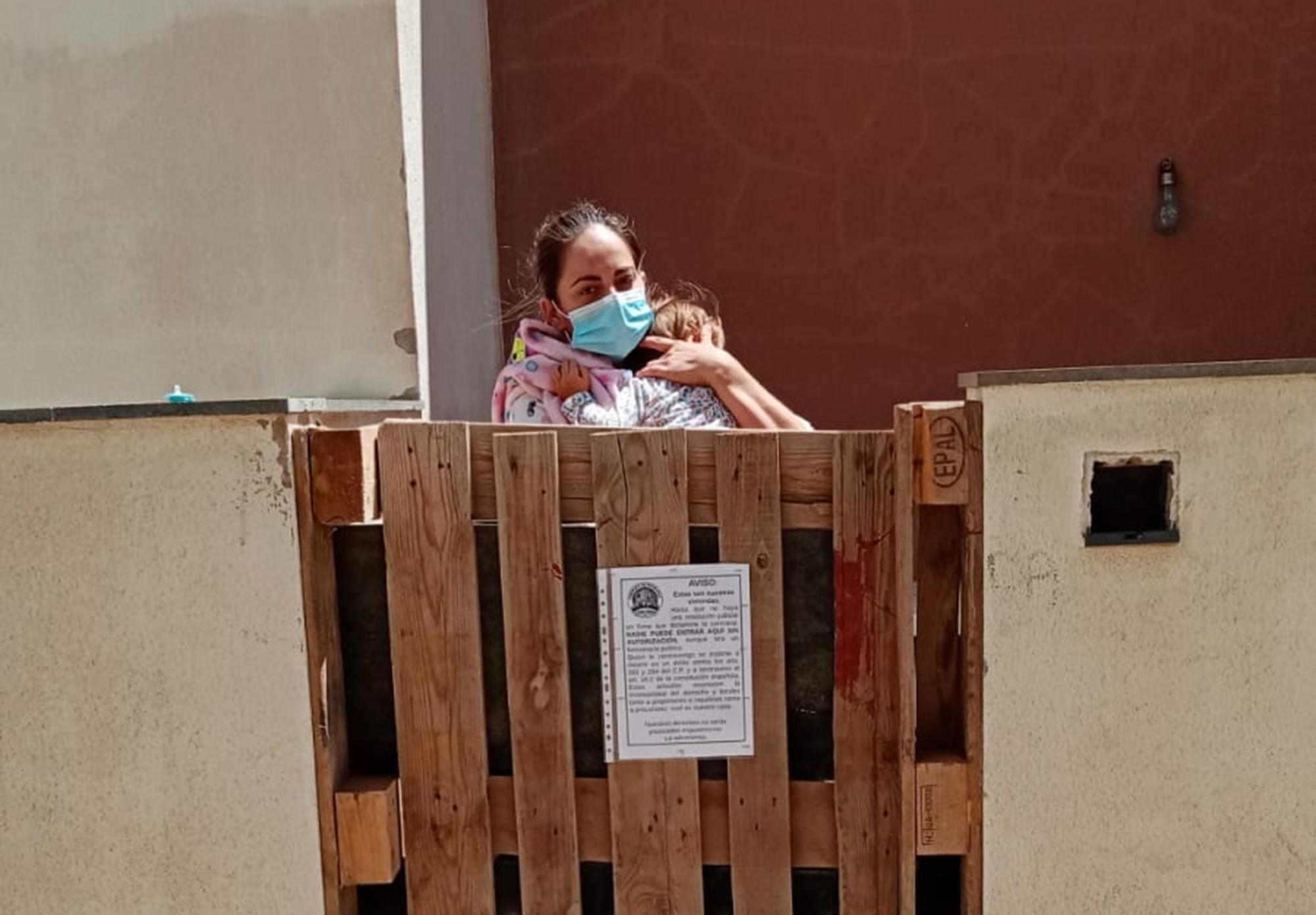Una de las vecinas de la urbanización de Las Marismas, en Galdar, con un aviso de desahucio en la puerta.