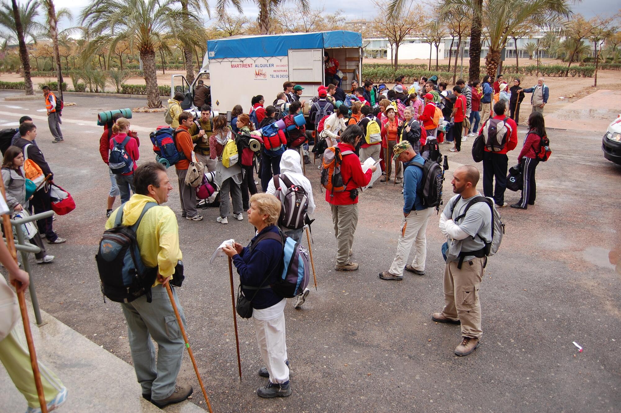 Reparto de mochilas y material en la Senda del Poeta, en la Universidad Miguel Hernández de Elche