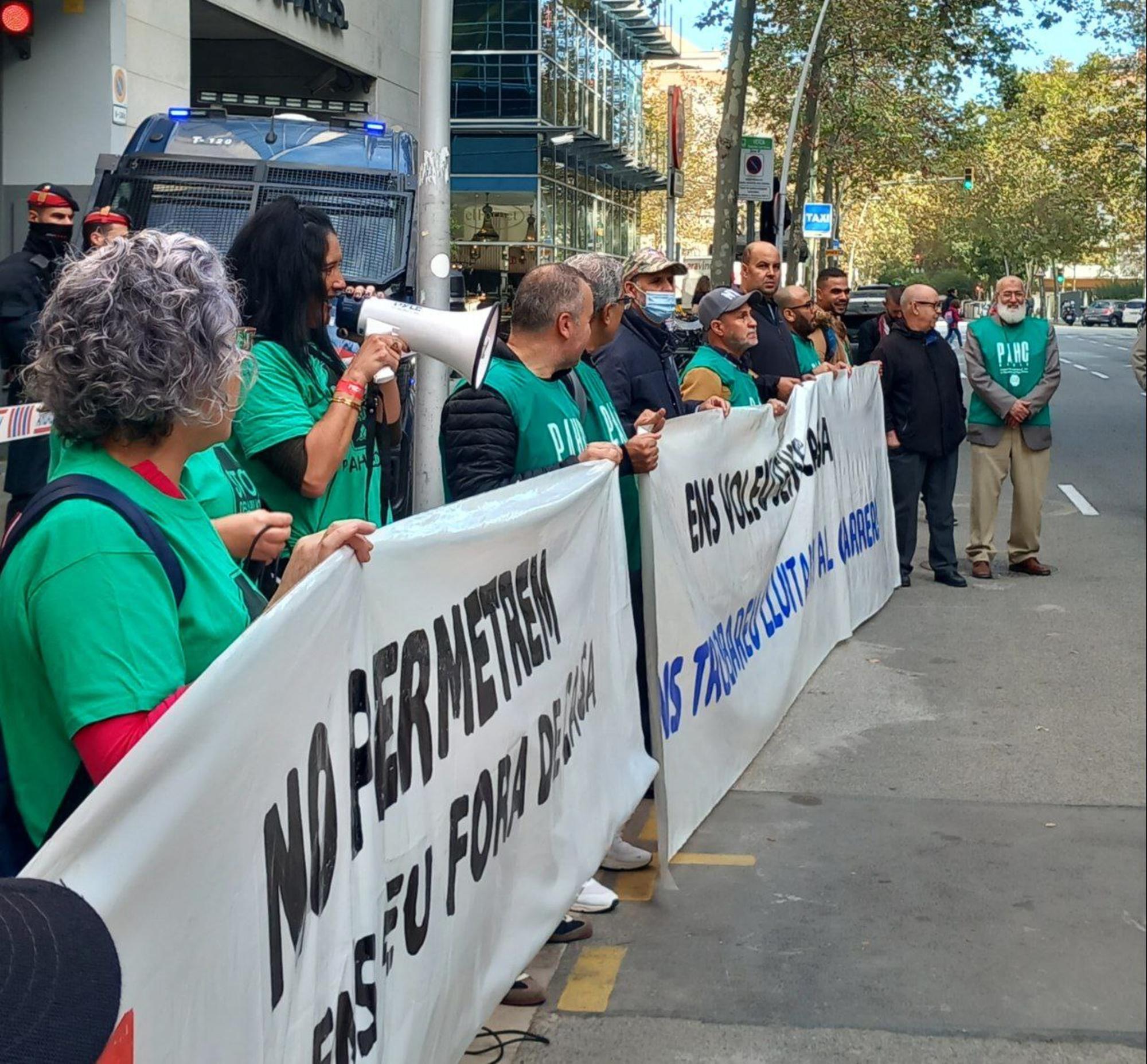 Integrantes de las PAHs Catalanas se manifiestan frente a la sede del PSC en Barcelona.