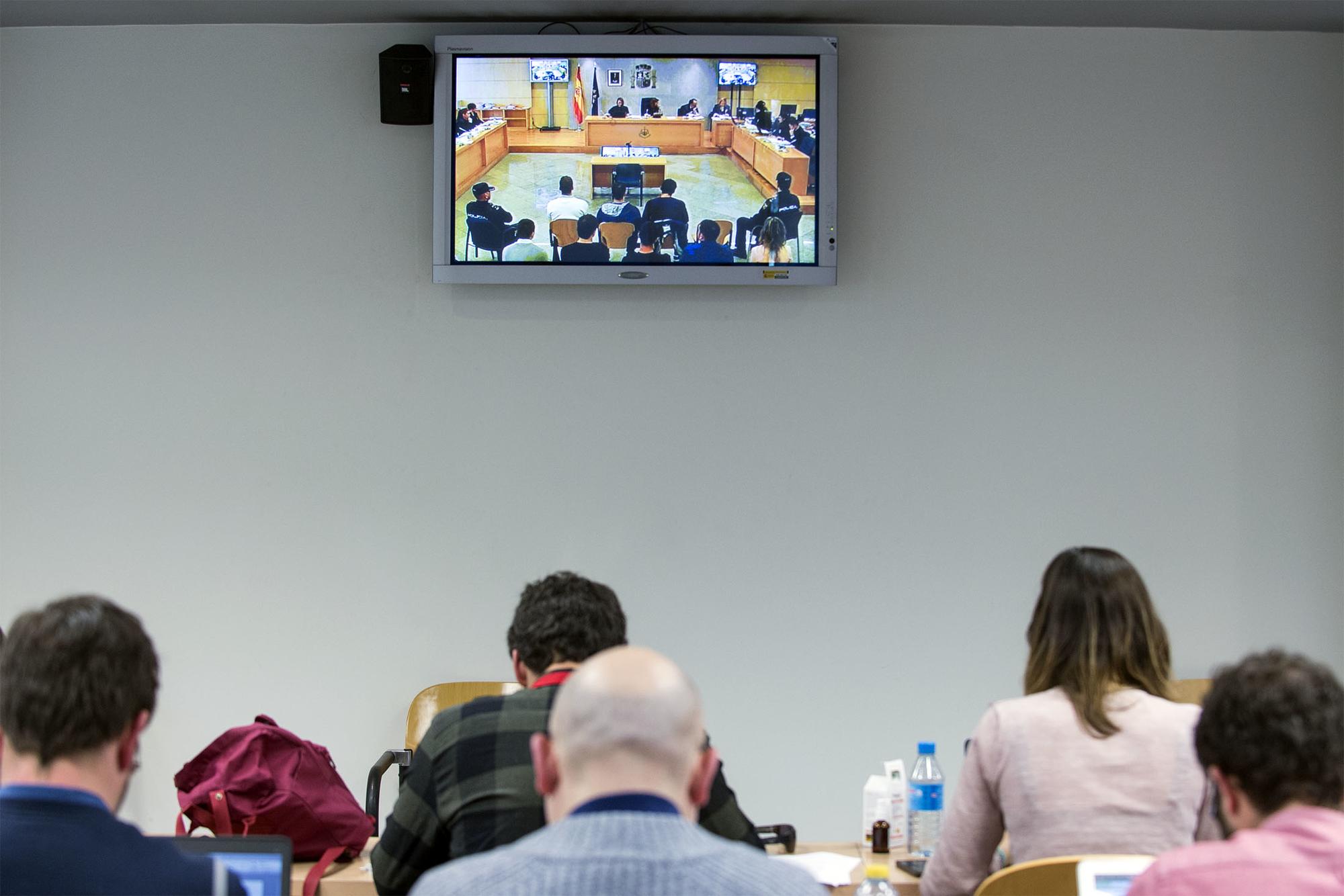 Pantalla en la sala de prensa de la Audiencia Nacional durante el jucio a los jovenes de Altsasu