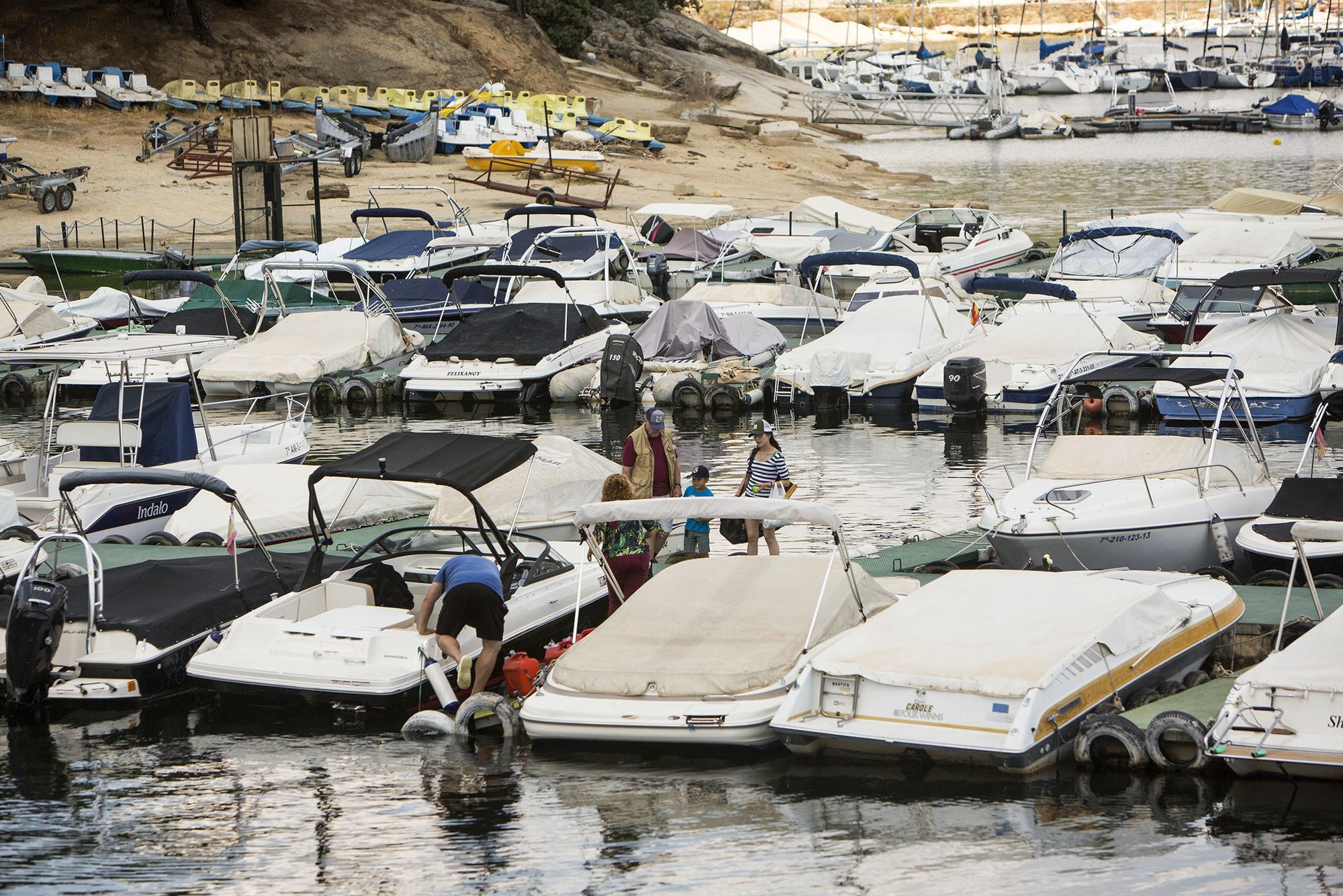 Barcas a motor en el pantano de San Juan