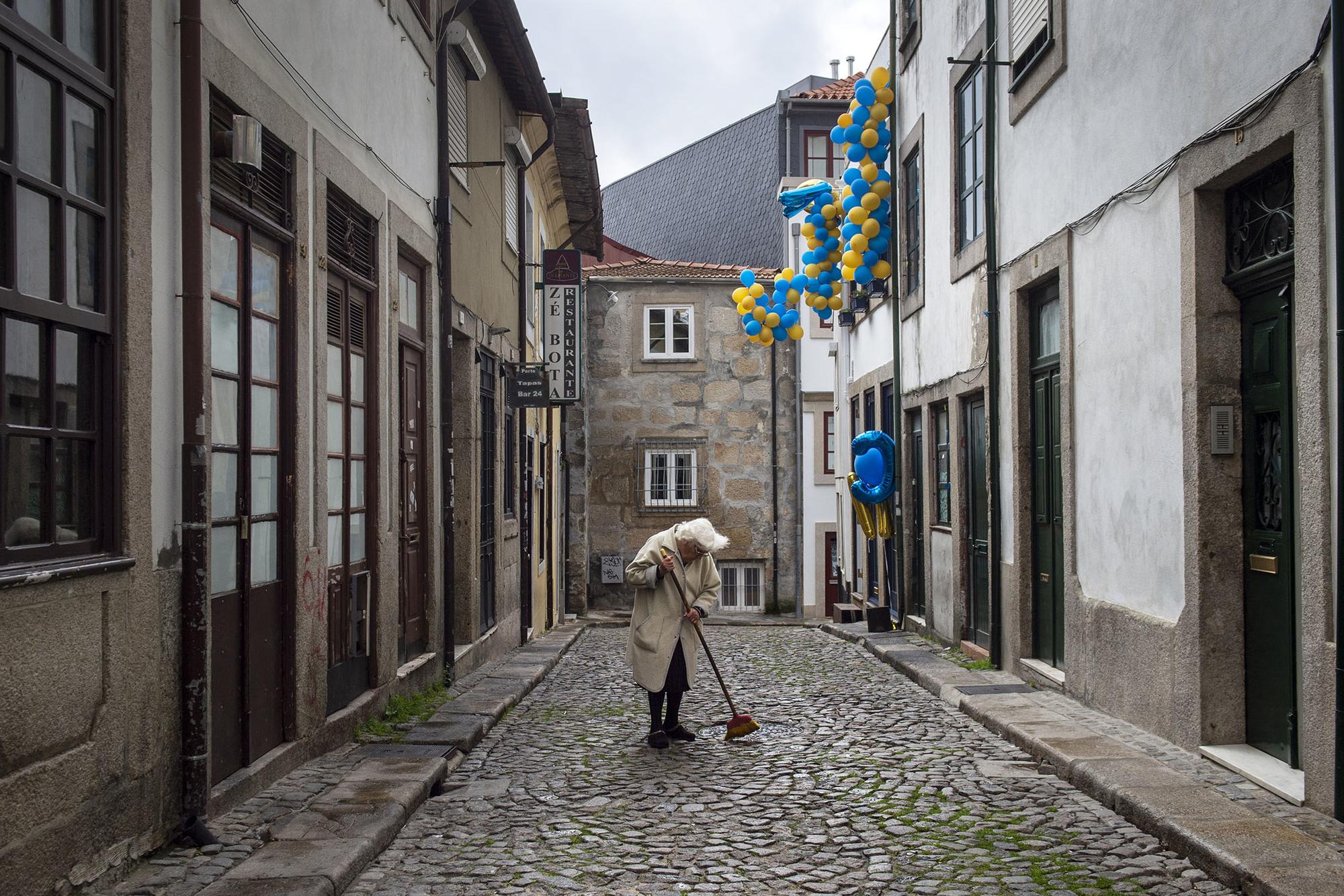 Mujer Barriendo Portugal Oporto