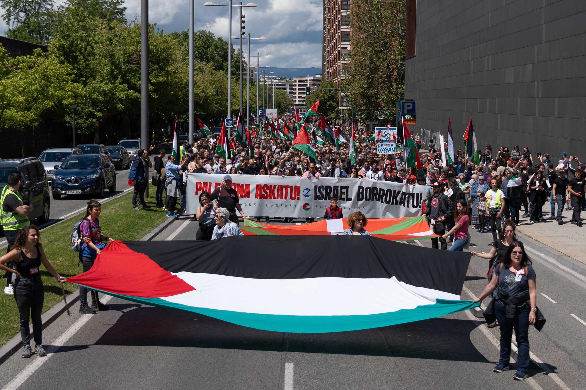 La multitudinaria manifestación en Iruñea pide el boicot a productos de Israel