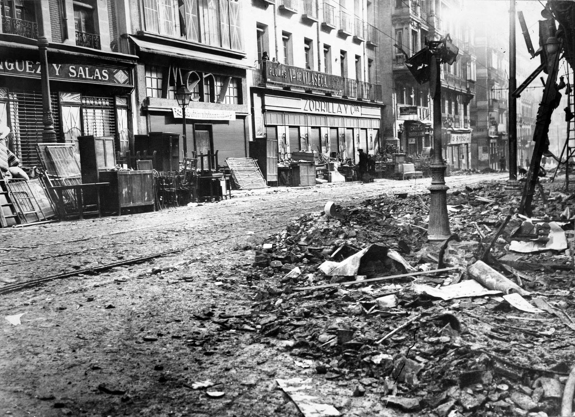 La calle de Atocha tras un bombardeo