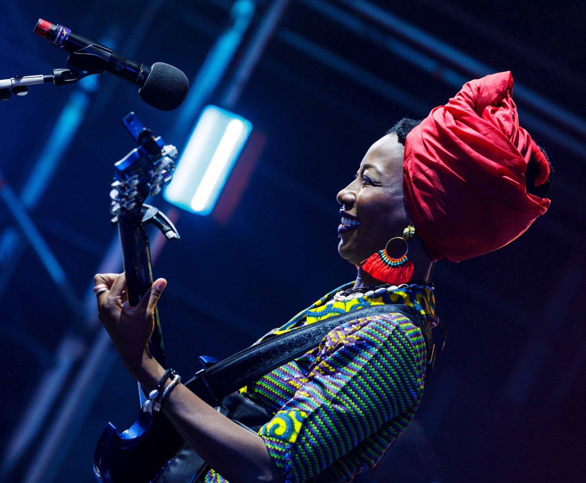 Fatoumata Diawara, en concierto en Glasgow (Escocia) en 2018.