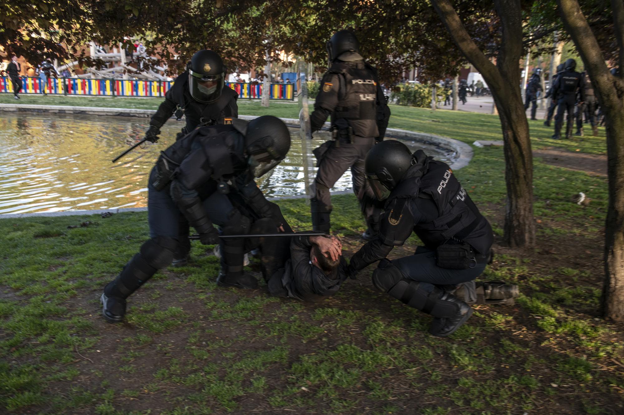 Mitín de Vox en Vallecas y carga policial - 25