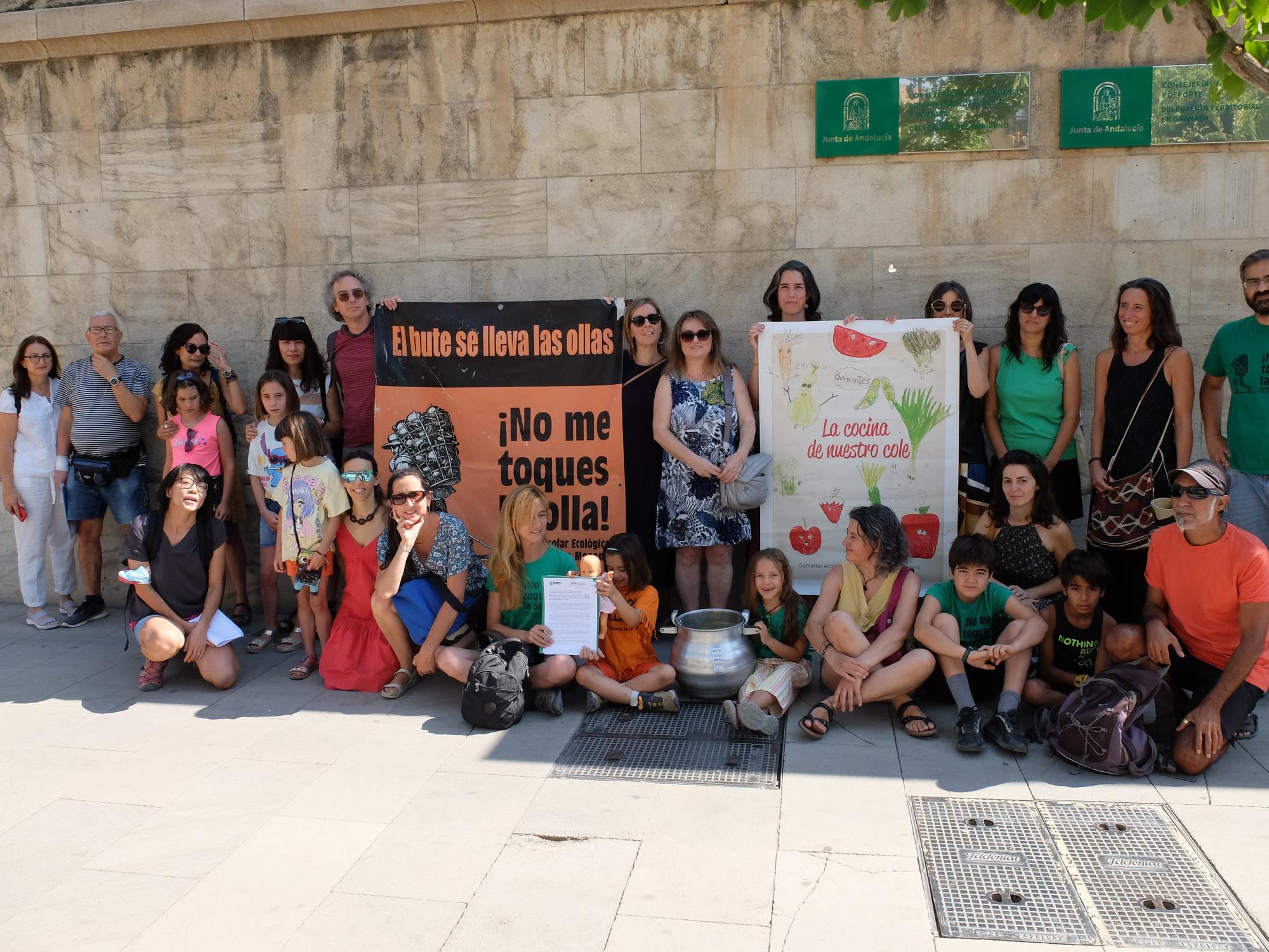 FAMPA Alhambra y AMPA Gómez Moreno en la delegación de Educación de la Junta de Andalucía, Granada.