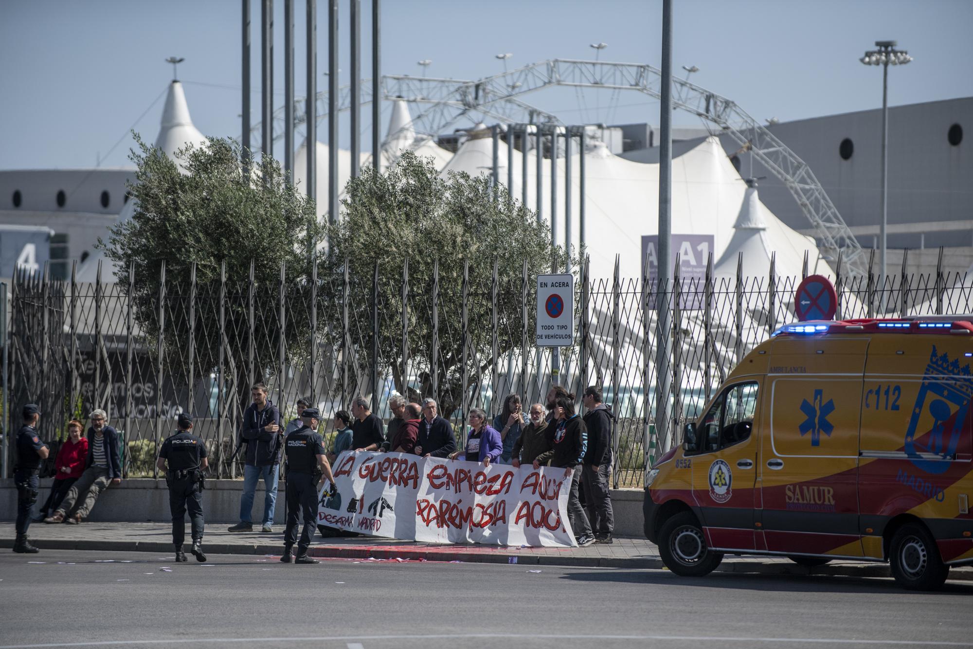 Protesta contra la celebración de la feria de armas de Madrid - 1